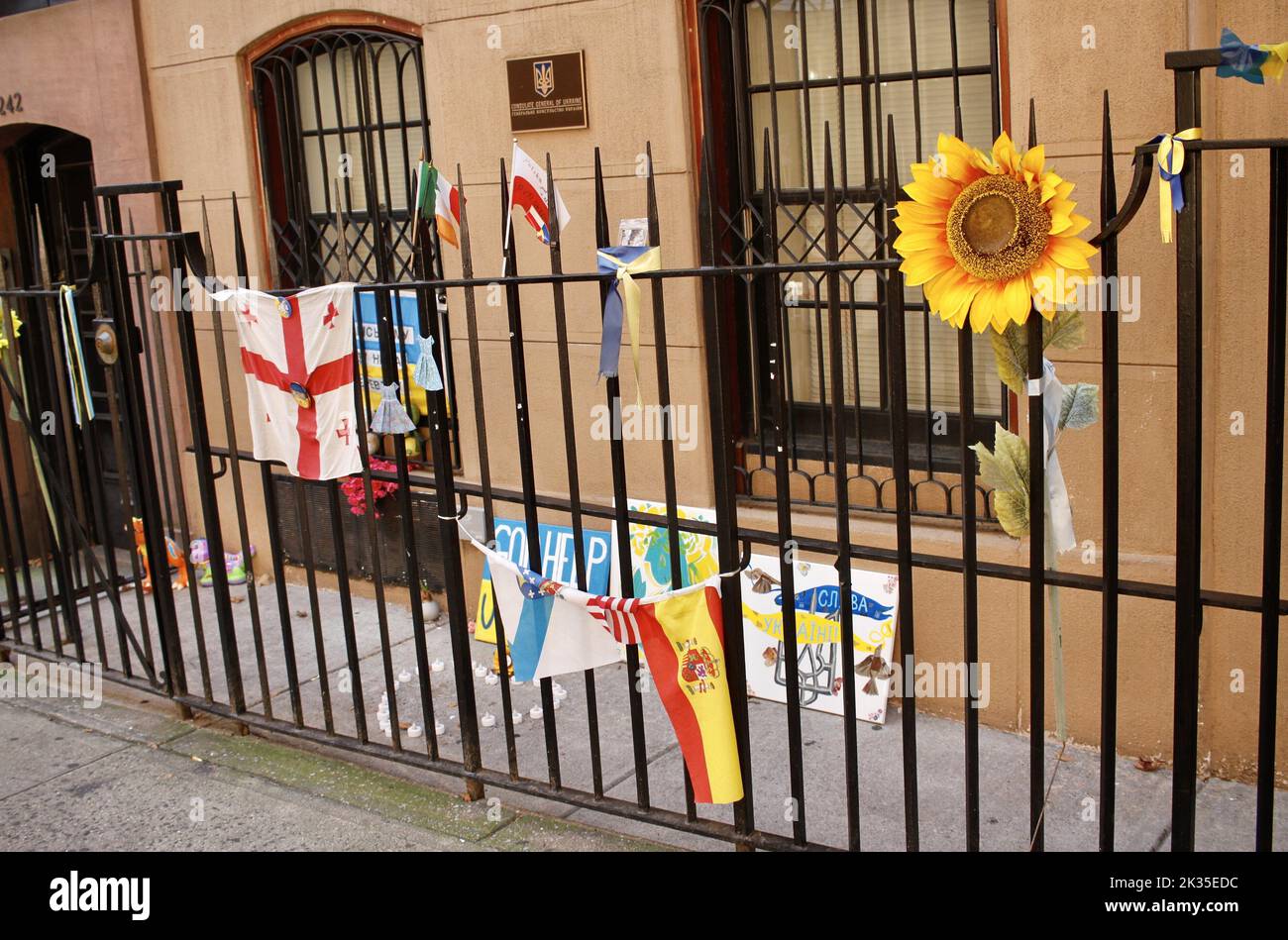 New York, États-Unis. 24th septembre 2022. (NOUVEAU) â‚ â â â â‚ â"God Help Ukraineâ â€" signes placés à lUkraine Consulat à New York. 24 septembre 2022, New York, Etats-Unis: Les gens ont placé des signes, des bannières, des fleurs et des drapeaux devant le Consulat général de l'Ukraine à New York avec le message â‚ â God Help Ukraine.â‚ â€" cela est à la lumière de la guerre entre l'Ukraine et la Russie où beaucoup de gens sont morts avec de nombreuses destructions. (Image de crédit : © Niyi Fote/TheNEWS2 via ZUMA Press Wire) Banque D'Images