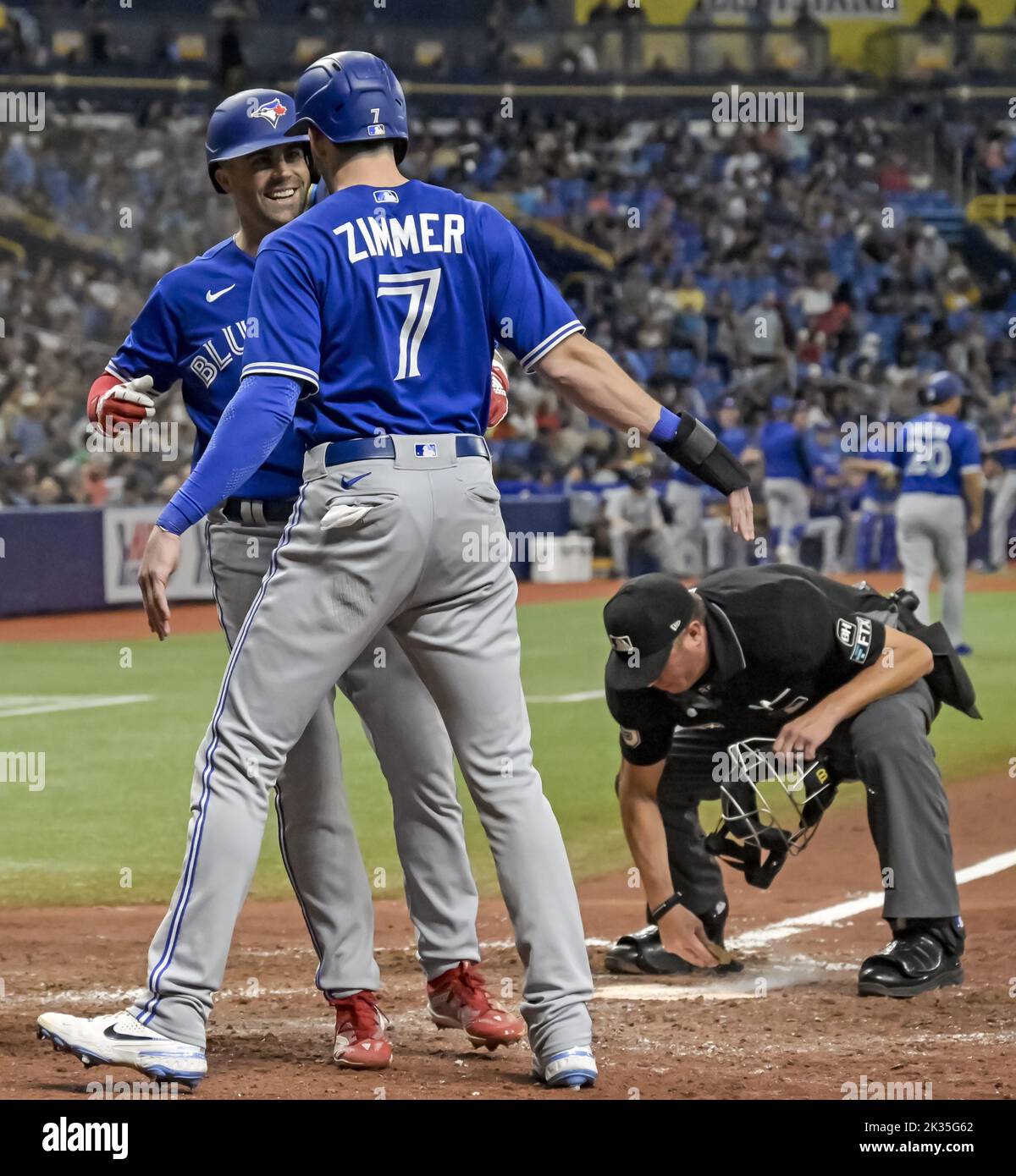 Saint-Pétersbourg, États-Unis. 24th septembre 2022. La plaque d'accueil Corey Blaser (R) dévie de l'assiette tandis que Toronto Blue Jayss' Bradley Zimmer (7) et Whit Merrifield (L) célèbrent après que Merrified a frappé une course à trois-run de Tampa Bay Rays reliever Brooks Raley pendant le septième repas au Tropicana Field à Saint-Pétersbourg, Floride samedi, 24 septembre 2022. Photo de Steve Nesius/UPI crédit: UPI/Alamy Live News Banque D'Images