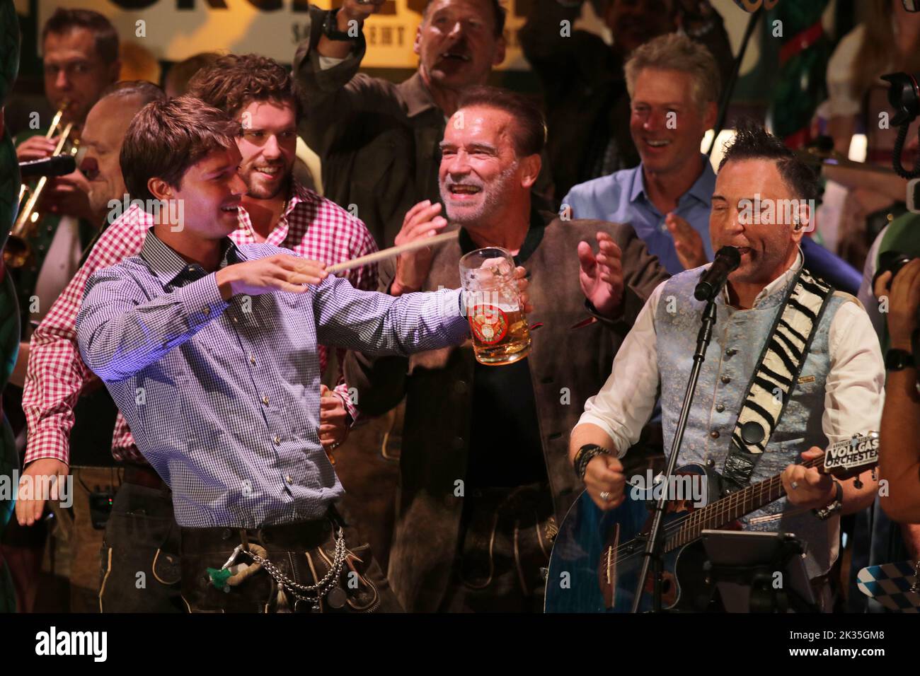 MUNICH, Allemagne. , . Arnold SCHWARZENEGGER, ancien gouverneur de Californie et acteur venu de Los Angeles pour diriger l'Oktoberfestband dans le Marstall Beerhall, ceci en compagnie de ses 2 fils Christopher Schwarzenegger, Patrick Schwarzenegger et partenaire Heather Milligan, Credit: SPP Sport Press photo. /Alamy Live News Banque D'Images