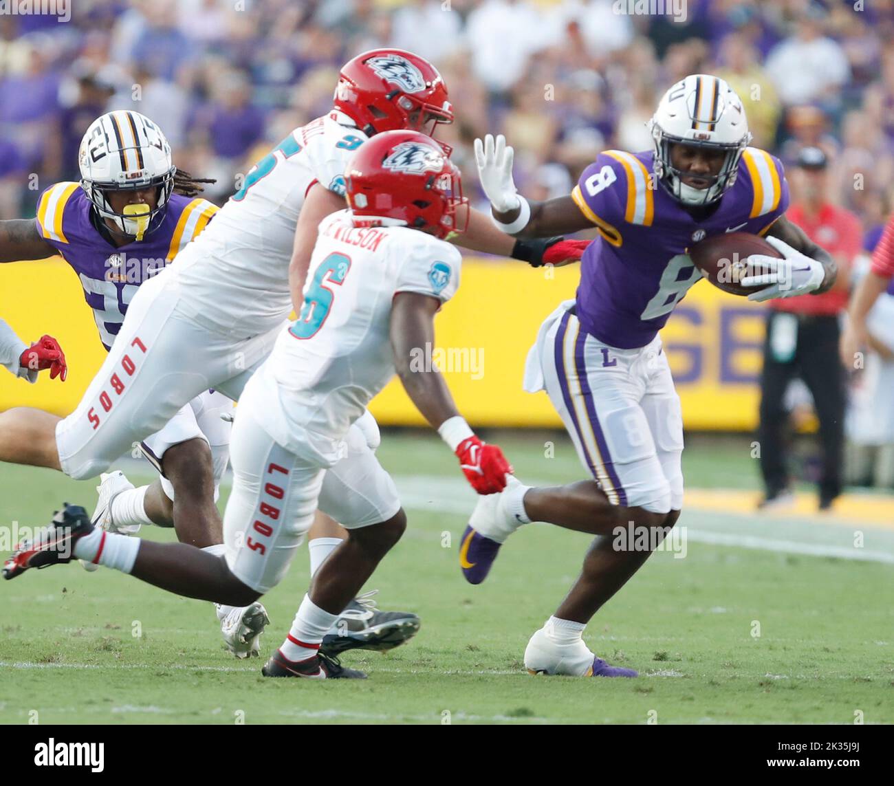 Baton Rouge, États-Unis. 24th septembre 2022. Malik Nabers, grand receveur de LSU Tigers (8) tente de passer le Nouveau-Mexique Lobos défensive fin Jake Saltonstall (95) et la sécurité Ronald Wilson (6) pour quelques verges après la capture lors d'un match de football universitaire au Tiger Stadium de bâton Rouge, Louisiane, samedi, 24 septembre 2022. (Photo de Peter G. Forest/Sipa USA) crédit: SIPA USA/Alay Live News Banque D'Images