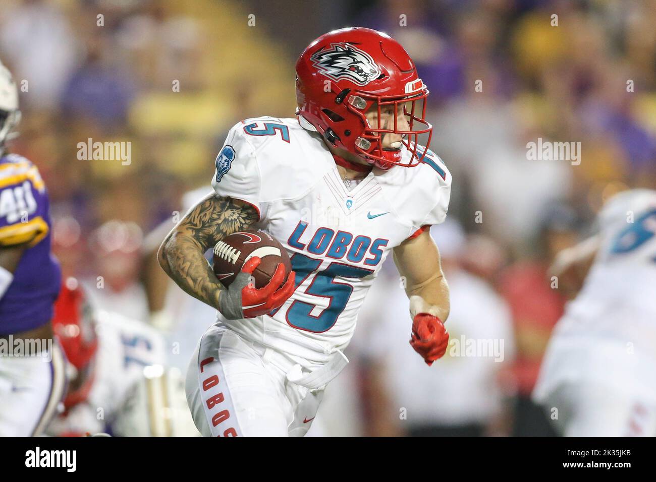 Bâton Rouge, LA, États-Unis. 24th septembre 2022. Luke Mysong (15), du Nouveau-Mexique, prend le relais pendant le match de football de la NCAA entre les Lobos du Nouveau-Mexique et les Tigres LSU au Tiger Stadium de Baton Rouge, LA. Jonathan Mailhes/CSM/Alamy Live News Banque D'Images