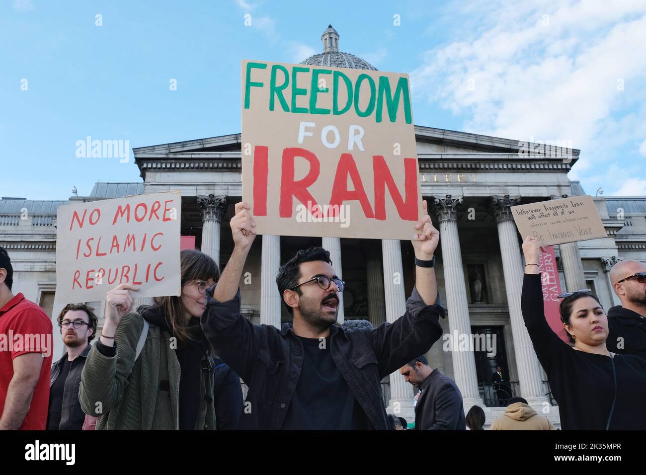 Londres, Royaume-Uni. 24th septembre 2022. Des milliers de manifestants se sont rassemblés sur Trafalgar Square en solidarité avec Mahsa Amini, une femme de 22 ans qui a été détenue pour avoir porté une tenue de rue inappropriée et est décédée après avoir été en contact avec la police de moralité qui a provoqué des manifestations en Iran et dans le monde entier. Crédit : onzième heure Photographie/Alamy Live News Banque D'Images