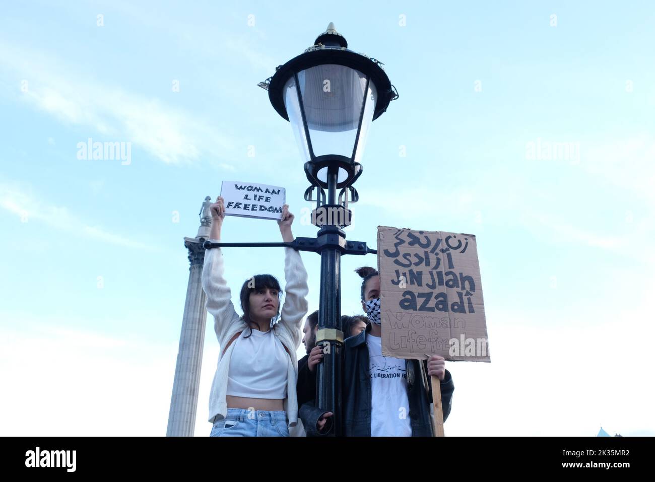 Londres, Royaume-Uni. 24th septembre 2022. Des milliers de manifestants se sont rassemblés sur Trafalgar Square en solidarité avec Mahsa Amini, une femme de 22 ans qui a été détenue pour avoir porté une tenue de rue inappropriée et est décédée après avoir été en contact avec la police de moralité qui a provoqué des manifestations en Iran et dans le monde entier. Crédit : onzième heure Photographie/Alamy Live News Banque D'Images