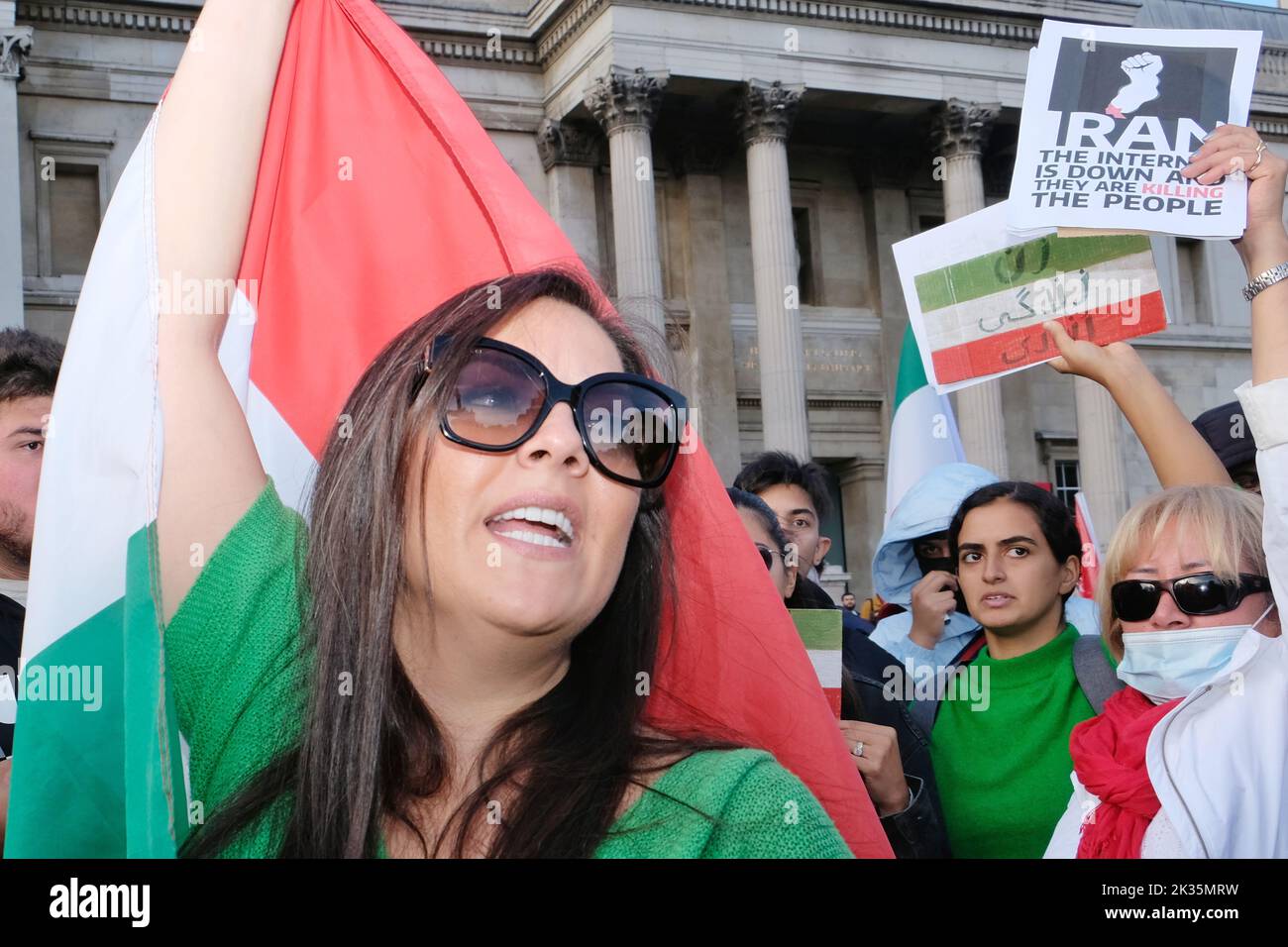 Londres, Royaume-Uni. 24th septembre 2022. Des milliers de manifestants se sont rassemblés sur Trafalgar Square en solidarité avec Mahsa Amini, une femme de 22 ans qui a été détenue pour avoir porté une tenue de rue inappropriée et est décédée après avoir été en contact avec la police de moralité qui a provoqué des manifestations en Iran et dans le monde entier. Crédit : onzième heure Photographie/Alamy Live News Banque D'Images