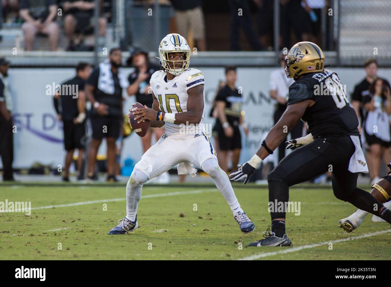 24 septembre 2022: Quart de quart des vestes jaunes techniques de Géorgie Jeff Sims (10) travaille sous pression pendant le match de football de la NCAA entre les vestes jaunes techniques de Géorgie et les chevaliers de l'Université du centre de la Floride au stade hypothécaire de la FBC Orlando, FL. Jonathan Huff/CSM. Banque D'Images