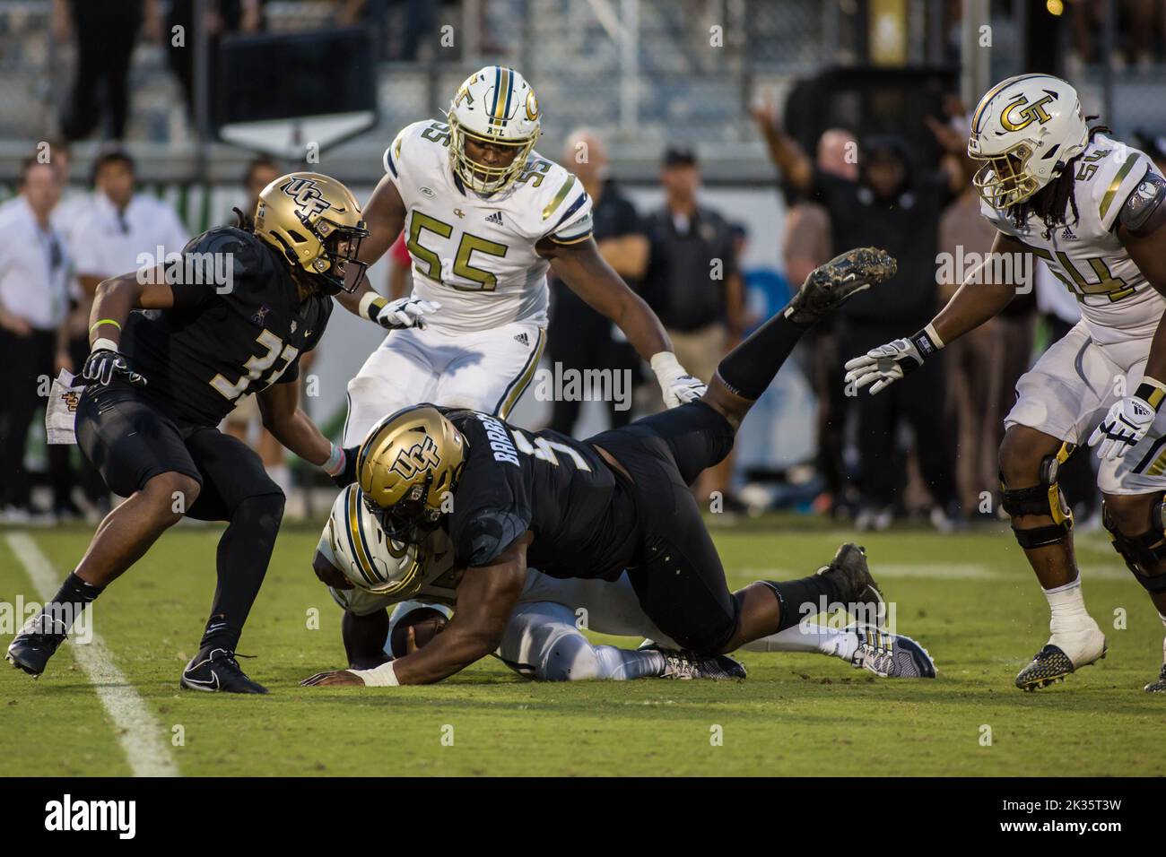 24 septembre 2022: Quart de dos des vestes jaunes techniques de Géorgie Jeff Sims (10) est mis à sac par les chevaliers de l'UCF attaque défensive Ricky Barber (5) pendant le match de football de la NCAA entre les vestes jaunes techniques de Géorgie et les chevaliers de l'Université de Floride centrale au stade hypothécaire de la FBC Orlando, FL. Jonathan Huff/CSM. Banque D'Images