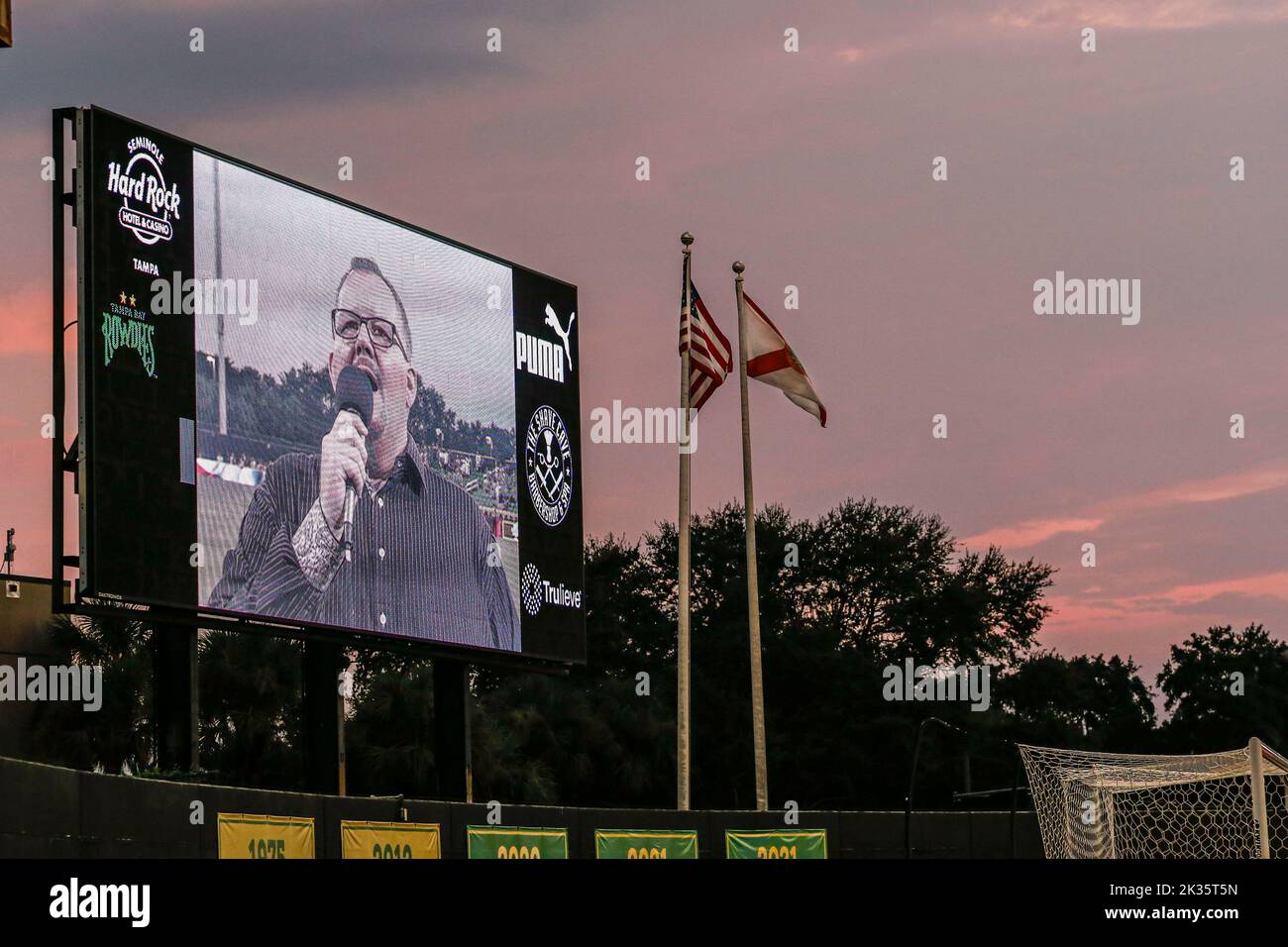 Saint-Pétersbourg, FL : vue de genre du chant de l'hymne national au coucher du soleil sur le Jumbobtron avant un match de football USL entre le Tampa Bay RO Banque D'Images