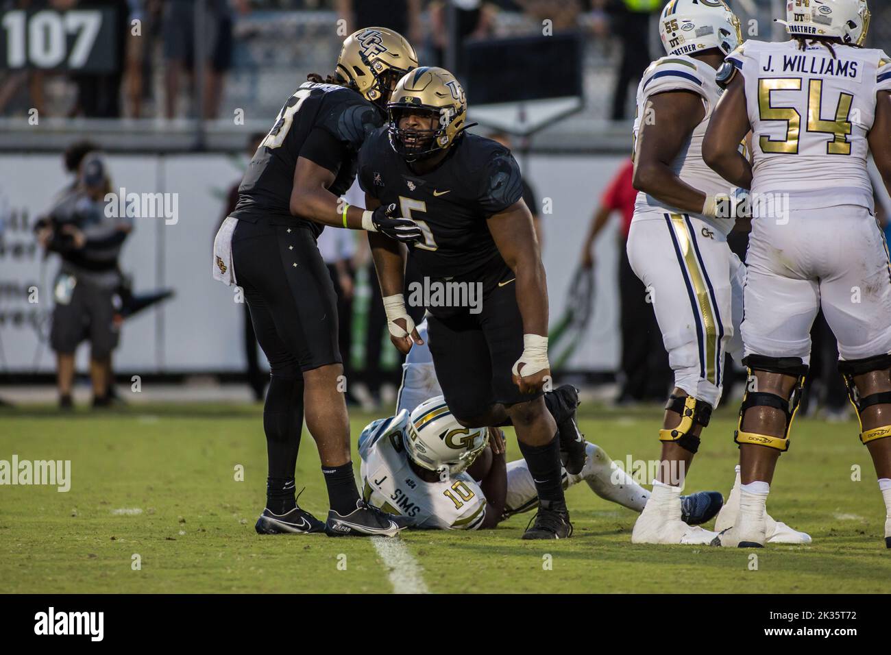 24 septembre 2022: Chevaliers de l'UCF attaque défensive Ricky Barber (5) célèbre un sac lors du match de football de la NCAA entre les Jackets jaunes de la technique de Géorgie et les chevaliers de l'Université de Floride centrale au stade hypothécaire de la FBC Orlando, FL. Jonathan Huff/CSM. Banque D'Images