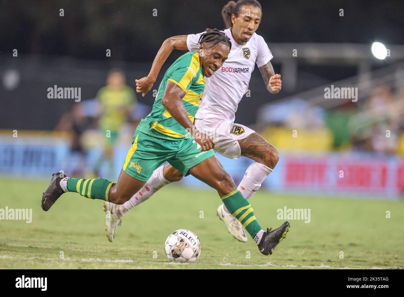 Saint-Pétersbourg, FL: Tampa Bay rowdies milieu de terrain Dayonn Harris (21) et Biriminham Legion FC milieu de terrain Zach Herivaux (20) vie pour la possession de la b Banque D'Images