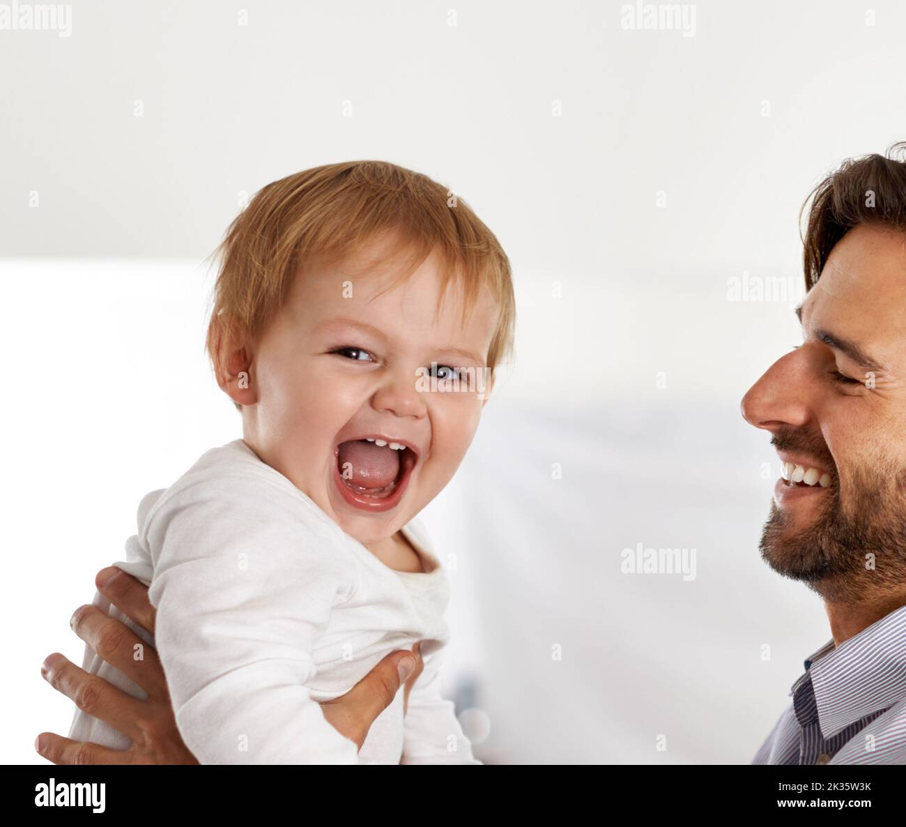 L'amour entre un père et un fils. Un beau jeune homme avec son bébé garçon. Banque D'Images