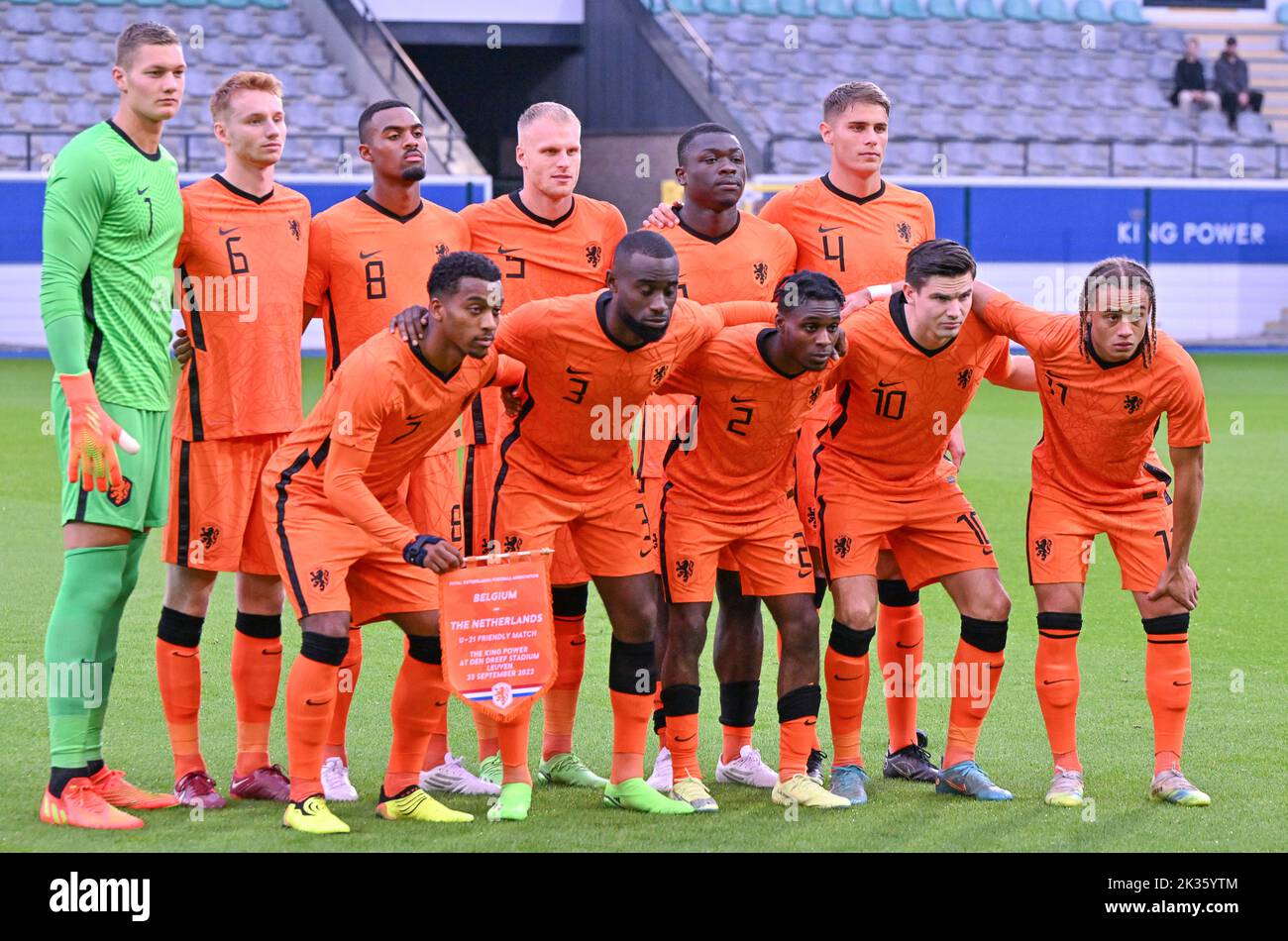 Joueurs néerlandais avec le gardien de but Kjell Scherpen (1) des pays-Bas, Sepp van den Berg (6) des pays-Bas, Ryan Gravenberch (8) des pays-Bas, Mitchel Bakker (5) des pays-Bas, Brian Brobby (9) des pays-Bas, Micky van de Ven (4) des pays-Bas, Quinten Timber (7) des pays-Bas Lutscharel Geertruida (3) des pays-Bas, Jeremie Frimpong (2) des pays-Bas, Jurgen Ekkelenkamp (10) des pays-Bas et Xavi Simons (11) des pays-Bas ont représenté une pose pour une photo d'équipe lors d'un match de football amical entre les moins de 21 équipes nationales de Belgique , appelé le R Banque D'Images