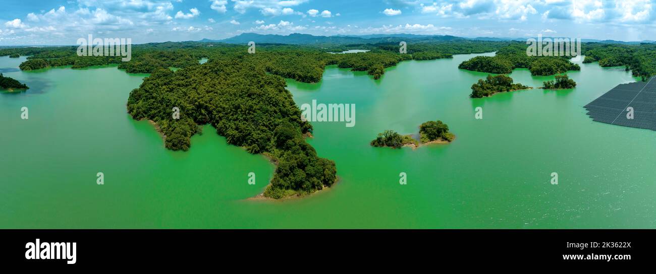 Vue aérienne du réservoir wu-shan-tou et des panneaux solaires flottant dans le lac Banque D'Images