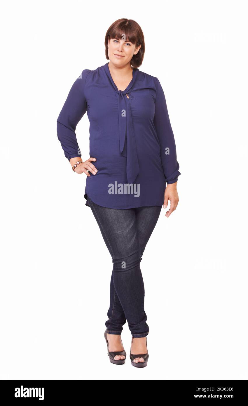 Confiant dans ses courbes. Portrait d'une jolie jeune femme avec sa main sur la hanche, debout sur un fond blanc. Banque D'Images