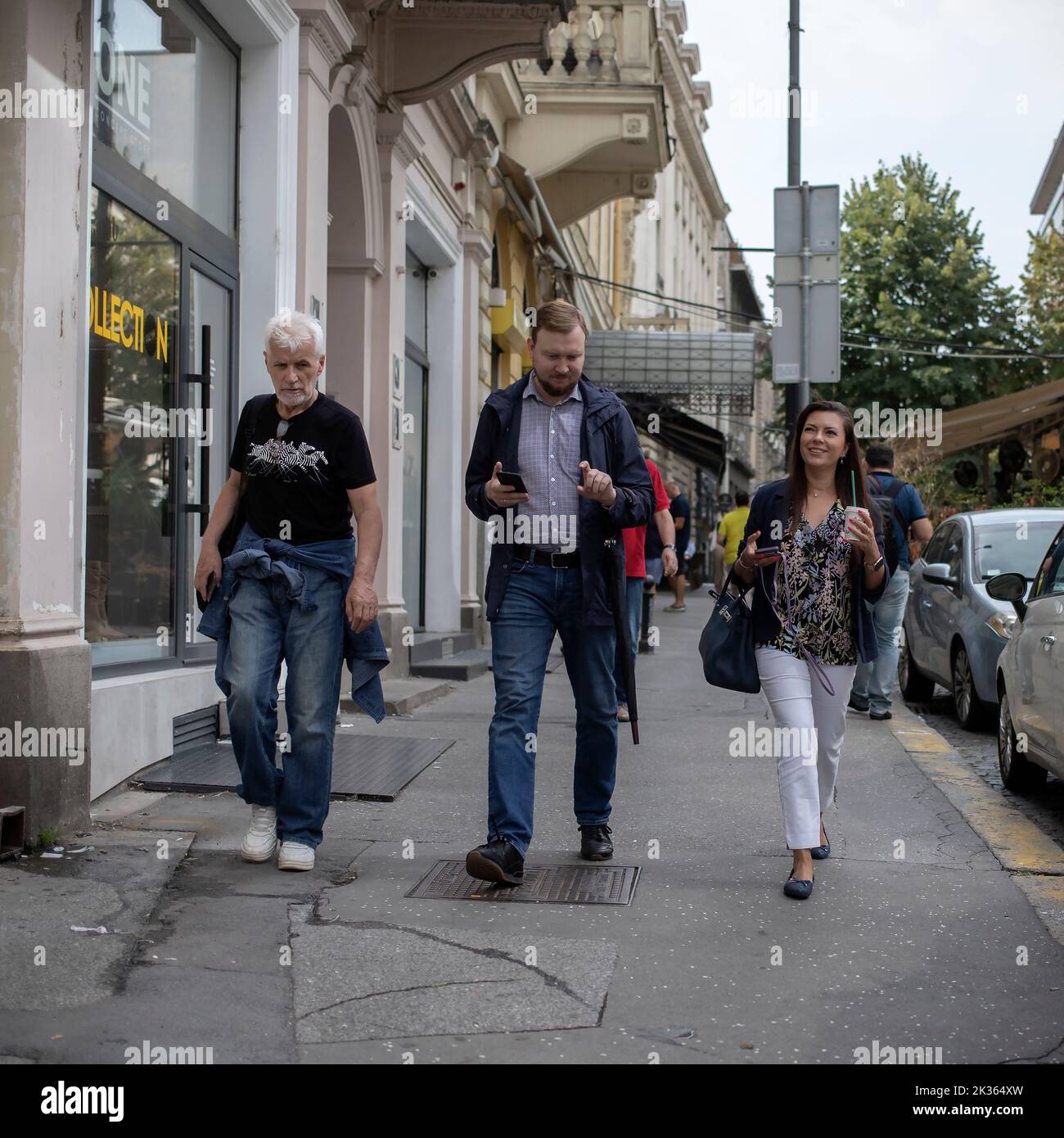 Belgrade, Serbie, 30 août 2022: Les gens marchant dans la rue Banque D'Images