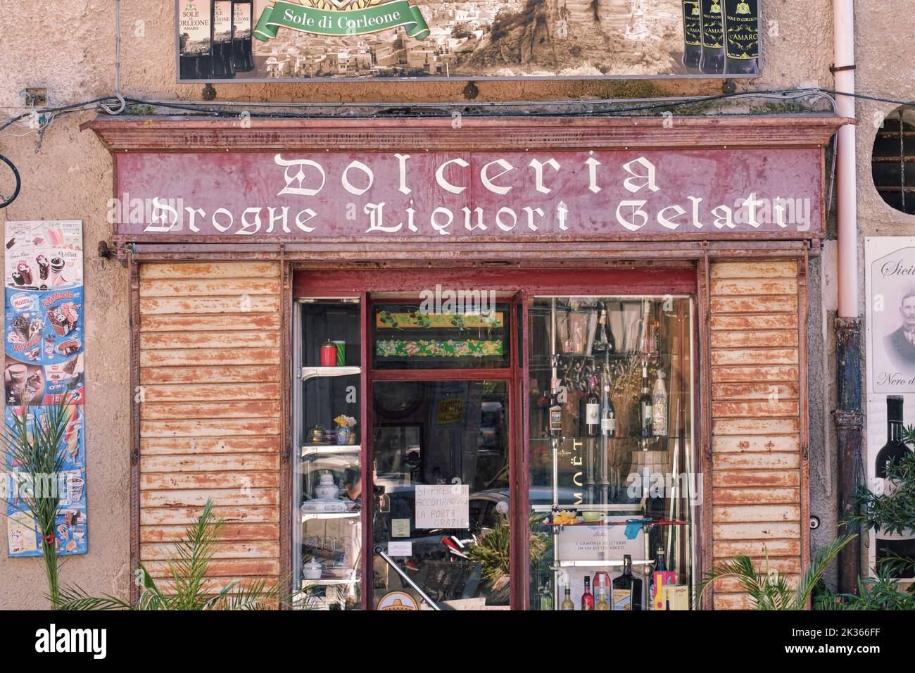 Signe rétro d'une boutique de vins et spiritueux à Corleone, Sicile occidentale, Italie (texte italien Dolceria, Droghe, Liquori, Gelati) Banque D'Images