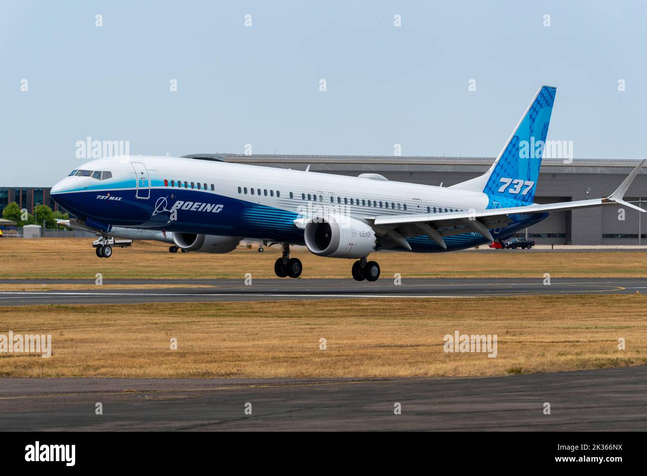 Boeing 737 MAX 10 Airliner, la nouvelle version de la série MAX, débarquant au Farnborough International Airshow 2022 après un vol d'exposition Banque D'Images