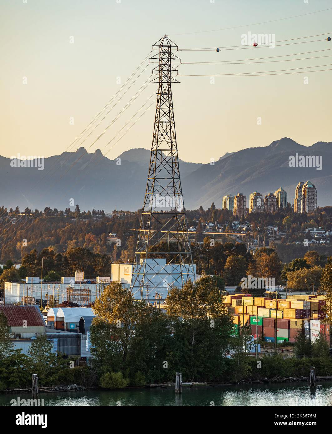 Vue de Burnaby, région du Grand Vancouver sur un coucher de soleil avec des montagnes à l'arrière-plan. East Vancouver et Brentwood, Burnaby Skylines. Personne, voyage p Banque D'Images