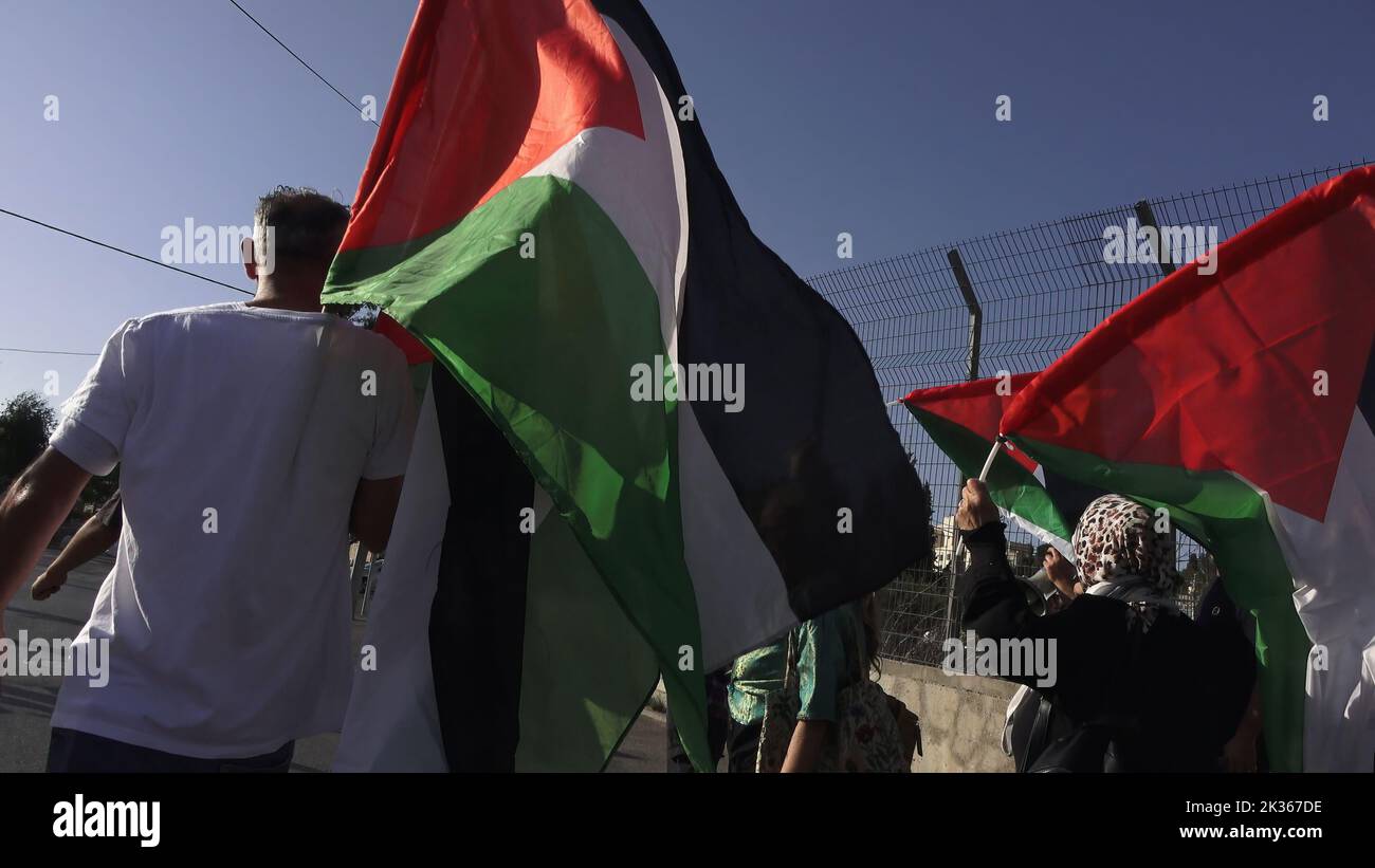 Les Palestiniens et les militants israéliens de l'aile gauche criaient des slogans et brandirent des drapeaux palestiniens alors qu'ils prennent part à une manifestation contre l'occupation israélienne et les activités de colonisation dans le quartier de Sheikh Jarrah à 23 septembre 2022, à Jérusalem, en Israël. Le quartier palestinien de Sheikh Jarrah est actuellement au centre d'un certain nombre de conflits de propriété entre Palestiniens et Israéliens juifs de droite. Certaines maisons ont été occupées par des colons israéliens à la suite d'une décision du tribunal. Banque D'Images