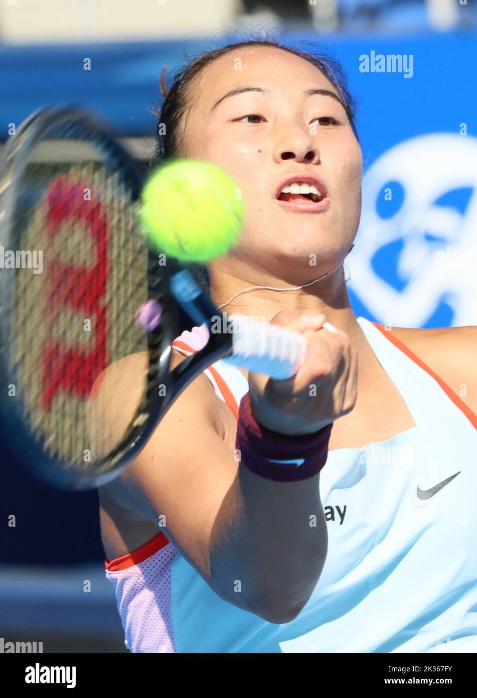 Tokyo, Japon. 25th septembre 2022. Zheng Qinwen, de Chine, retourne le ballon contre Liudmila Samsonova, de Russie, lors de la finale du tournoi de tennis ouvert Toray Pan Pacific au Ariake Coliseum de Tokyo, dimanche, 25 septembre 2022. Samsonova a battu Zheng 7-5, 7-5 et a clicté le titre. Credit: Yoshio Tsunoda/AFLO/Alay Live News Banque D'Images