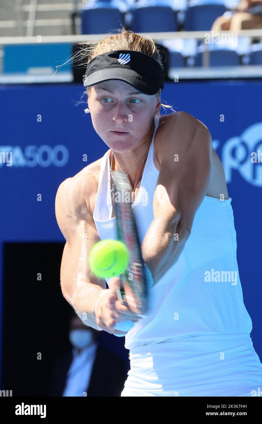 Tokyo, Japon. 25th septembre 2022. Liudmila Samsonova de Russie retourne le ballon contre le Zheng Qinwen de Chine à la finale des singles du tournoi de tennis ouvert de Toray Pan Pacific au Ariake Coliseum de Tokyo, dimanche, 25 septembre 2022. Samsonova a battu Zheng 7-5, 7-5 et a clicté le titre. Credit: Yoshio Tsunoda/AFLO/Alay Live News Banque D'Images