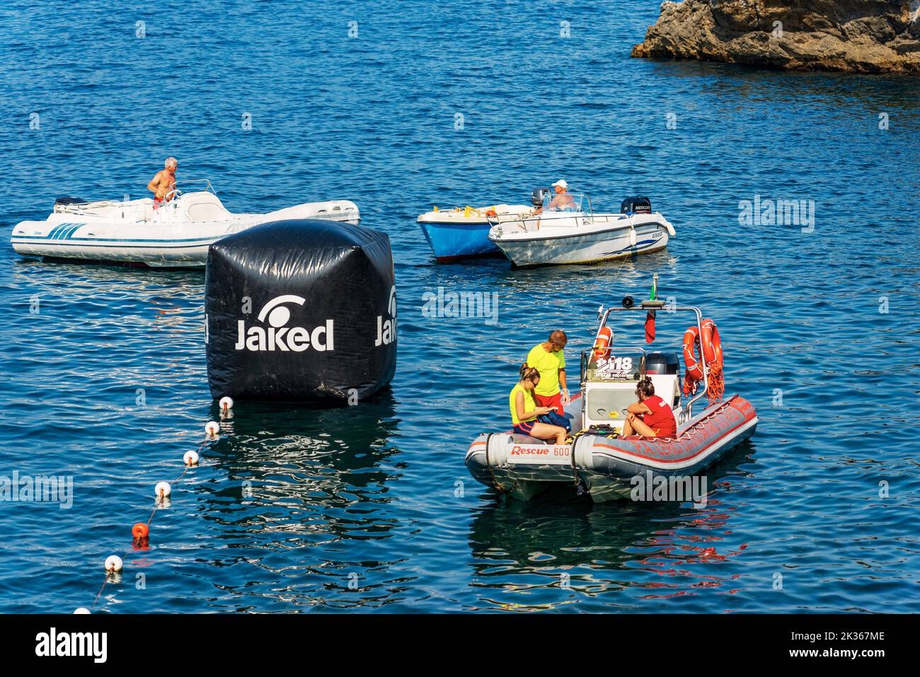 Ambulance d'eau, petit bateau à moteur pour les premiers secours d'urgence avec des personnes à bord de la mer Méditerranée, Tellaro, Golfe de la Spezia, Ligurie, Italie. Banque D'Images