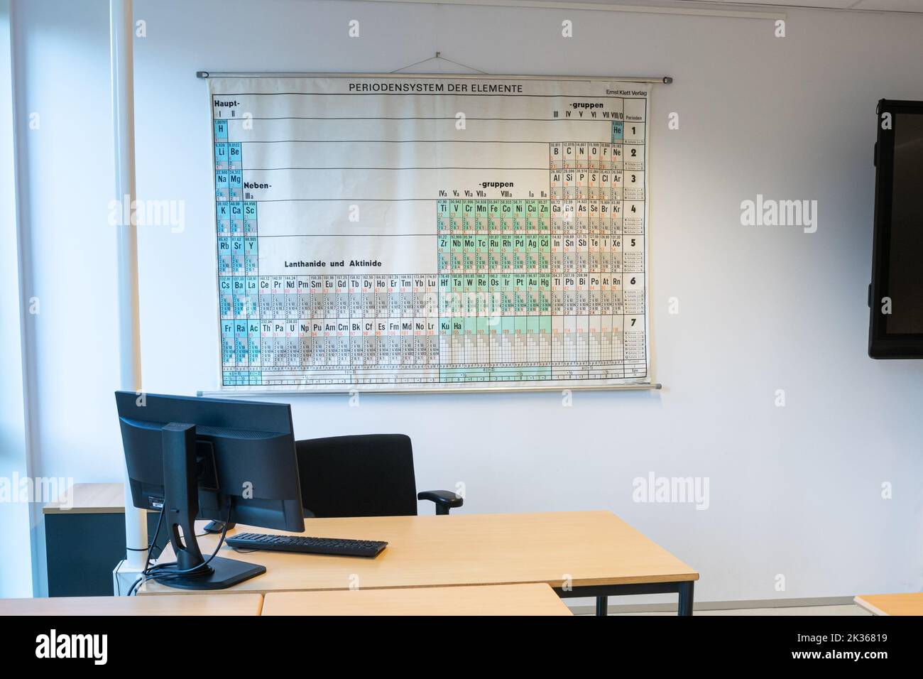 Salle de classe de chimie d'une école secondaire avec table périodique d'éléments sur le mur Banque D'Images