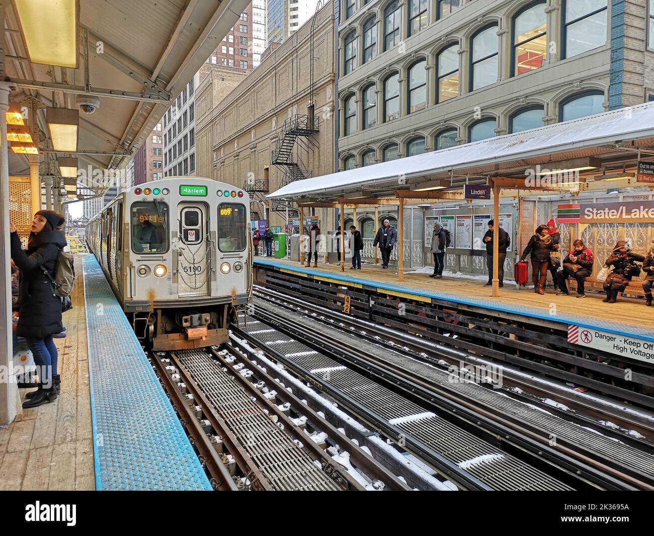 Le célèbre train El arrivant à la gare. Chicago, Illinois, États-Unis en hiver Banque D'Images