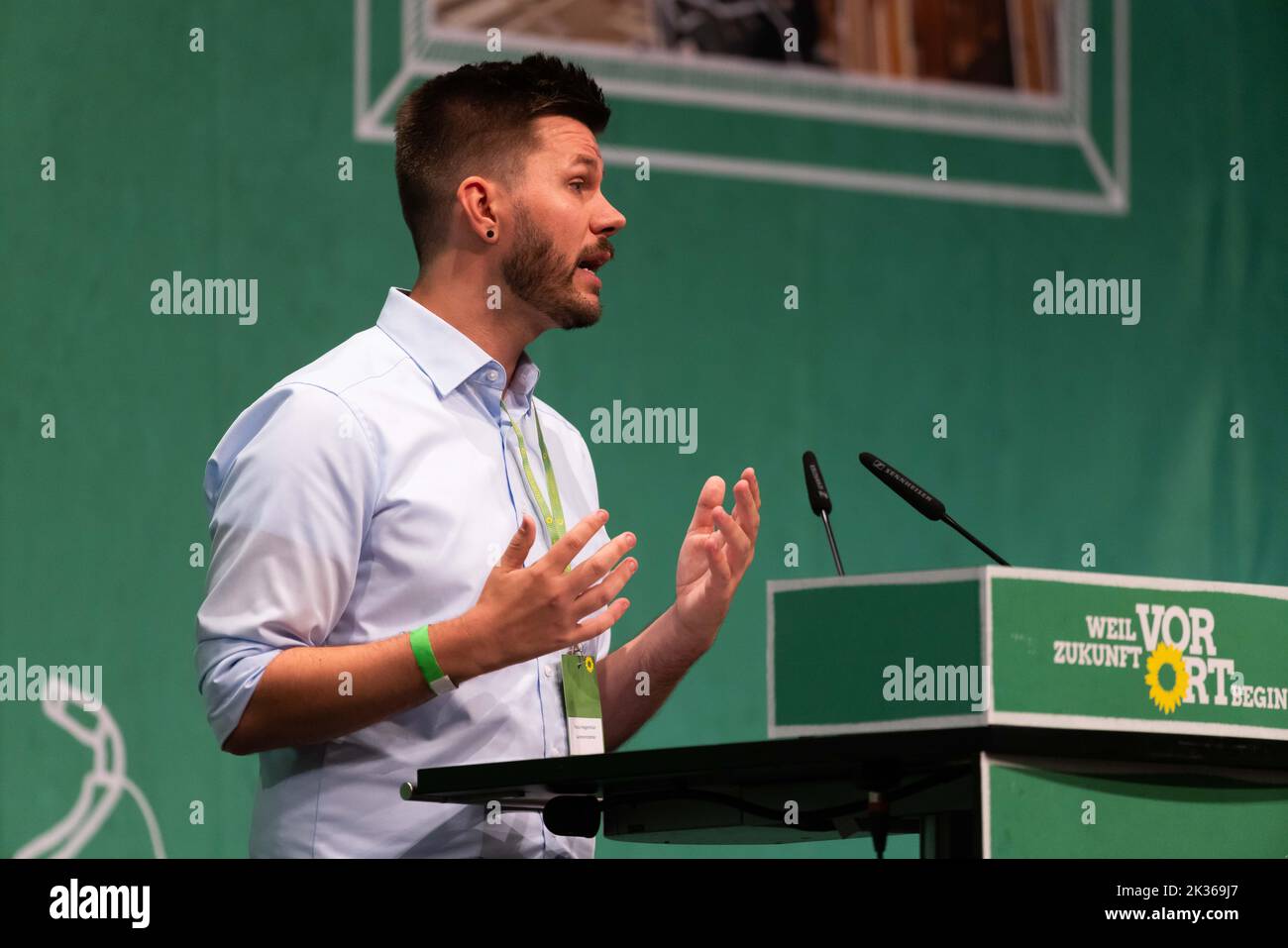 24 septembre 2022, Bade-Wurtemberg, Donaueschingen: Pascal Haggenmüller, président d'Etat de Bündnis 90/Die Grünen dans le Bade-Wurtemberg, se tient sur scène et parle lors de la conférence du parti d'Etat de son parti. Bündnis 90/Die Grünen à Baden-Württemberg se réunissent de nouveau en présence après plusieurs conférences de fête en ligne. À Donaueschingen, ils veulent se distinguer comme un groupe de zones rurales. Il pourrait y avoir des différends au sujet de la politique budgétaire. Alliance 90/les Verts du Bade-Wurtemberg se réunissent de nouveau en présence après plusieurs conférences de partis en ligne. À Donaueschingen, Banque D'Images