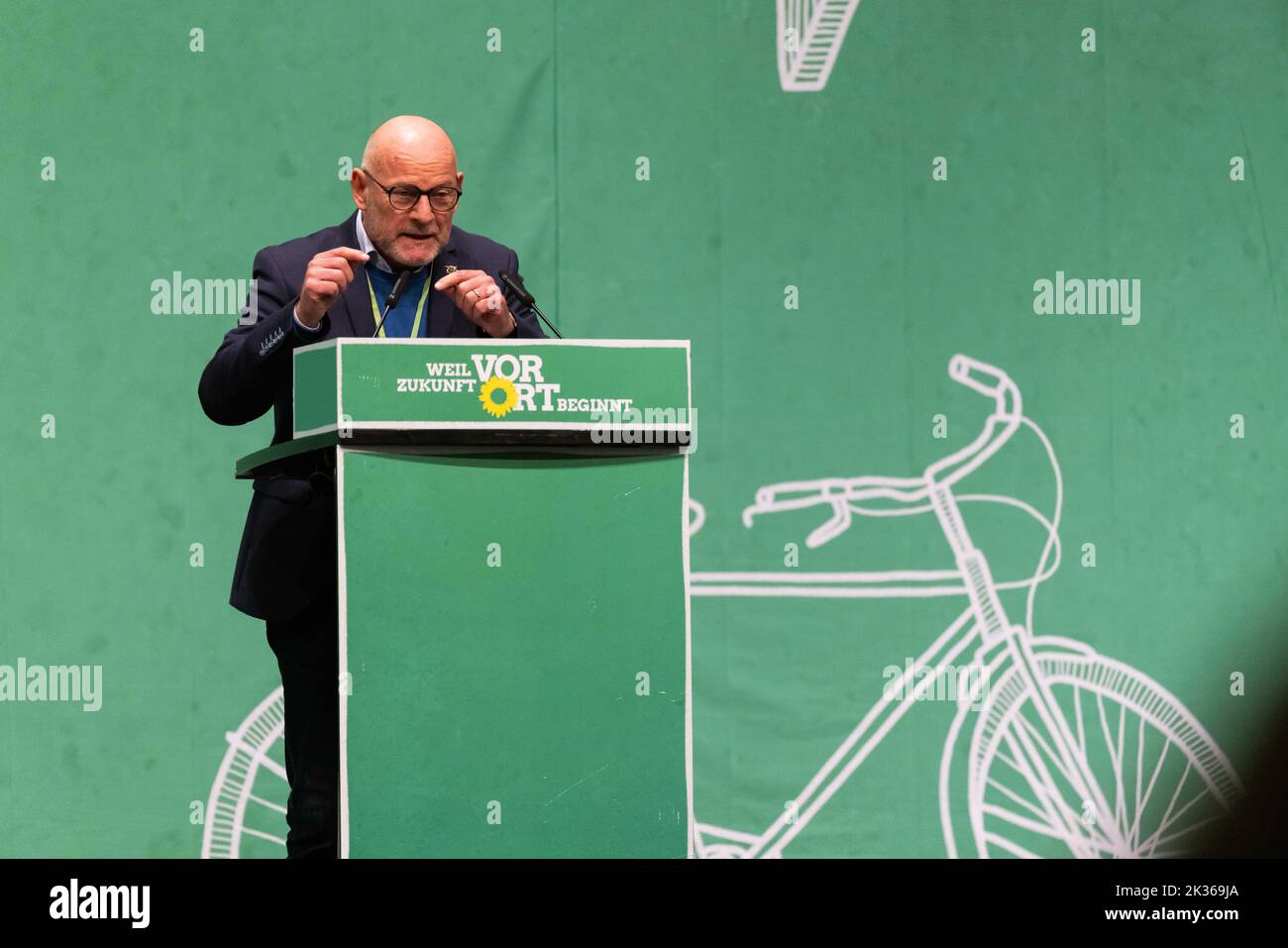 Donaueschingen, Allemagne. 24th septembre 2022. Winfried Hermann (Bündnis 90/Die Grünen), ministre des Transports du Bade-Wurtemberg, est sur scène et parle lors de la conférence du parti d'État de son parti. Bündnis 90/Die Grünen à Baden-Württemberg se réunissent de nouveau en présence après plusieurs conférences de fête en ligne. À Donaueschingen, ils veulent se distinguer comme un groupe de zones rurales. Il pourrait y avoir un différend sur la politique budgétaire. Credit: Philipp von Ditfurth/dpa/Alay Live News Banque D'Images