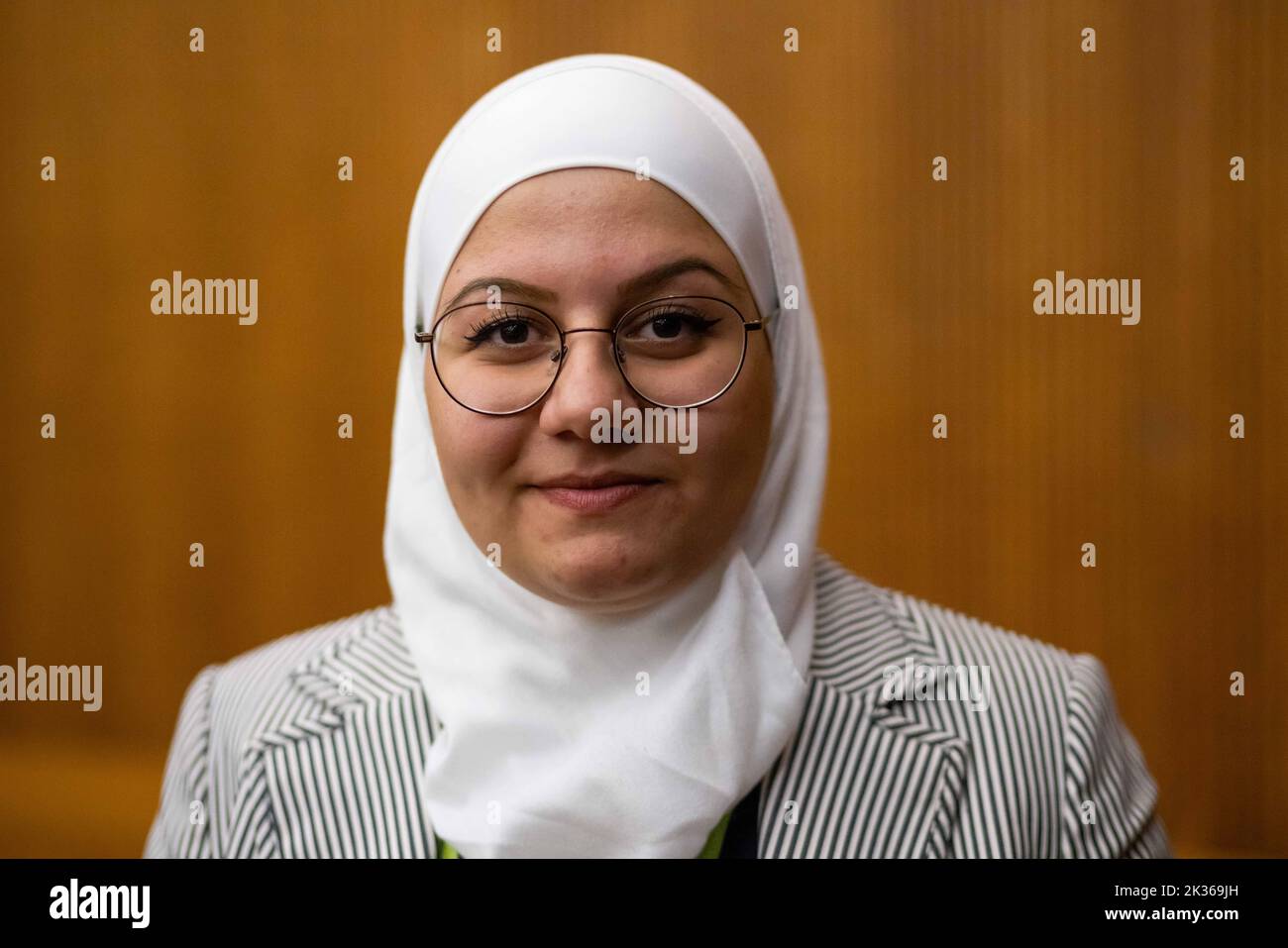 Donaueschingen, Allemagne. 24th septembre 2022. Aya Krkoutli, porte-parole de la Jeunesse verte du Bade-Wurtemberg, se tient lors de la conférence du parti d'Etat de Bündnis 90/Die Grünen dans le Bade-Wurtemberg dans le Donauhalle. Bündnis 90/Die Grünen à Baden-Württemberg se réunissent de nouveau en présence après plusieurs conférences de fête en ligne. À Donaueschingen, ils veulent se distinguer comme un groupe de zones rurales. Il pourrait y avoir des différends au sujet de la politique budgétaire. Credit: Philipp von Ditfurth/dpa/Alay Live News Banque D'Images