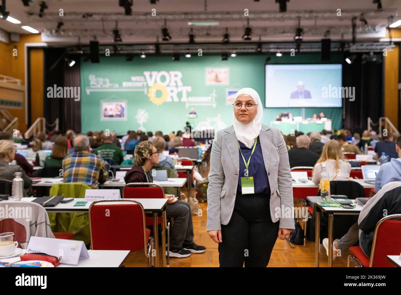 Donaueschingen, Allemagne. 24th septembre 2022. Aya Krkoutli, porte-parole de la Jeunesse verte du Bade-Wurtemberg, se tient lors de la conférence du parti d'Etat de Bündnis 90/Die Grünen dans le Bade-Wurtemberg dans le Donauhalle. Bündnis 90/Die Grünen à Baden-Württemberg se réunissent de nouveau en présence après plusieurs conférences de fête en ligne. À Donaueschingen, ils veulent se distinguer comme un groupe de zones rurales. Il pourrait y avoir des différends au sujet de la politique budgétaire. Credit: Philipp von Ditfurth/dpa/Alay Live News Banque D'Images