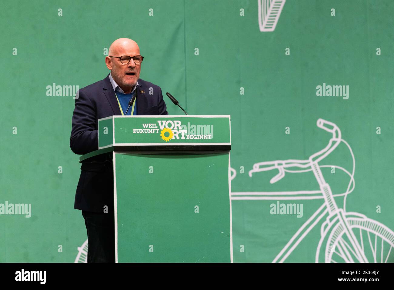Donaueschingen, Allemagne. 24th septembre 2022. Winfried Hermann (Bündnis 90/Die Grünen), ministre des Transports du Bade-Wurtemberg, est sur scène et parle lors de la conférence du parti d'État de son parti. Bündnis 90/Die Grünen à Baden-Württemberg se réunissent de nouveau en présence après plusieurs conférences de fête en ligne. À Donaueschingen, ils veulent se distinguer comme un groupe de zones rurales. Il pourrait y avoir un différend sur la politique budgétaire. Credit: Philipp von Ditfurth/dpa/Alay Live News Banque D'Images