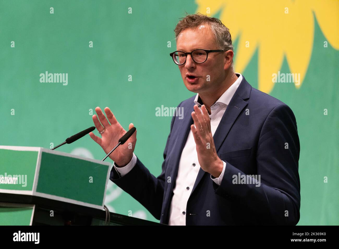 Donaueschingen, Allemagne. 24th septembre 2022. Andreas Schwarz, chef de groupe parlementaire de Bündnis 90/Die Grünen au Parlement de l'Etat du Bade-Wurtemberg, est sur scène et parle lors de la conférence du parti d'Etat de son parti. Bündnis 90/Die Grünen dans le Bade-Wurtemberg se rassemblent à nouveau en présence après plusieurs conférences de fête en ligne. À Donaueschingen, ils veulent se distinguer comme un groupe de zones rurales. Il pourrait y avoir un différend sur la politique budgétaire. Credit: Philipp von Ditfurth/dpa/Alay Live News Banque D'Images
