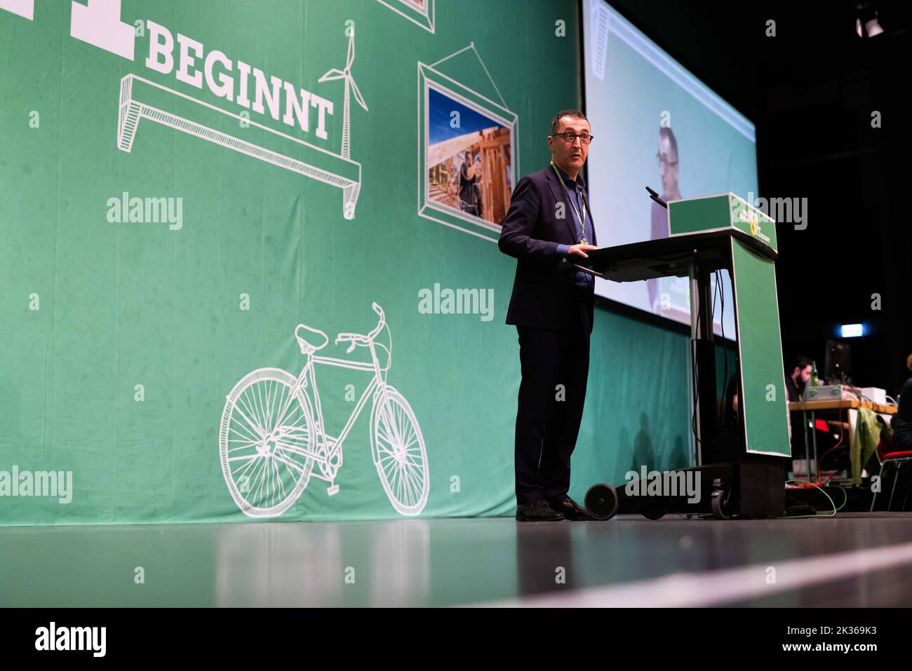Donaueschingen, Allemagne. 24th septembre 2022. CEM Özdemir (Bündnis 90/Die Grünen), ministre fédéral de l'alimentation et de l'Agriculture, se tient et s'exprime lors de la conférence des Verts du Bade-Wurtemberg dans la salle du Danube. Bündnis 90/Die Grünen à Baden-Württemberg se réunissent de nouveau en présence après plusieurs conférences de fête en ligne. À Donaueschingen, ils veulent se distinguer comme un groupe de zones rurales. Il pourrait y avoir des différends au sujet de la politique budgétaire. Credit: Philipp von Ditfurth/dpa/Alay Live News Banque D'Images