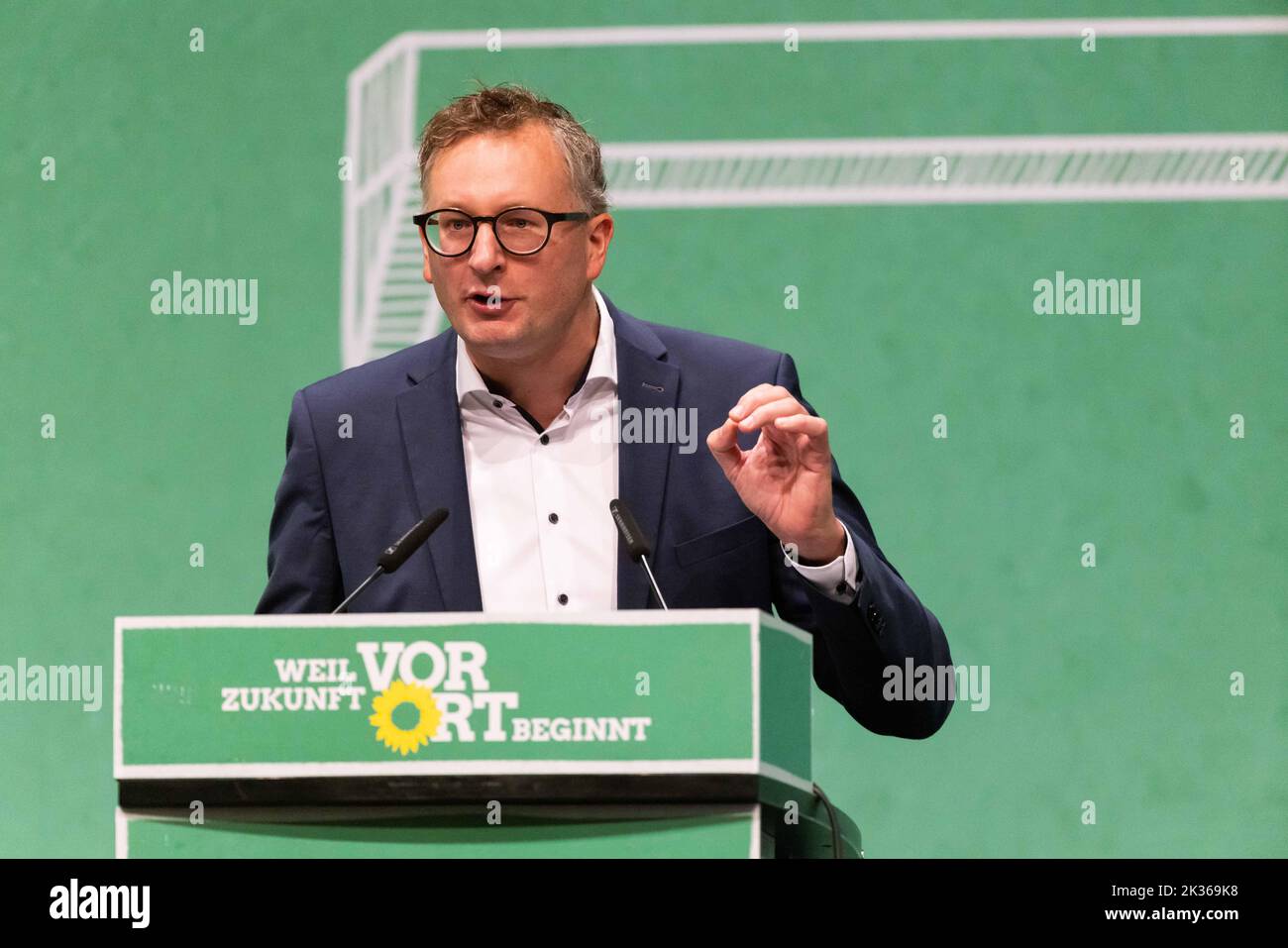 Donaueschingen, Allemagne. 24th septembre 2022. Andreas Schwarz, chef de groupe parlementaire de Bündnis 90/Die Grünen au Parlement de l'Etat du Bade-Wurtemberg, est sur scène et parle lors de la conférence du parti d'Etat de son parti. Bündnis 90/Die Grünen dans le Bade-Wurtemberg se rassemblent à nouveau en présence après plusieurs conférences de fête en ligne. À Donaueschingen, ils veulent se distinguer comme un groupe de zones rurales. Il pourrait y avoir un différend sur la politique budgétaire. Credit: Philipp von Ditfurth/dpa/Alay Live News Banque D'Images