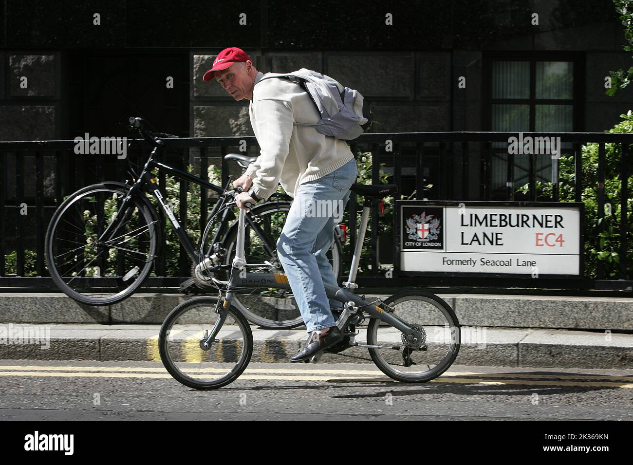 Pic shows: 2008 - John McVicar au ld Bailey. Escapade rapide pour un ancien voleur armé devenu journaliste John McVicar. Il laisse Old Bailey sur son bi Banque D'Images