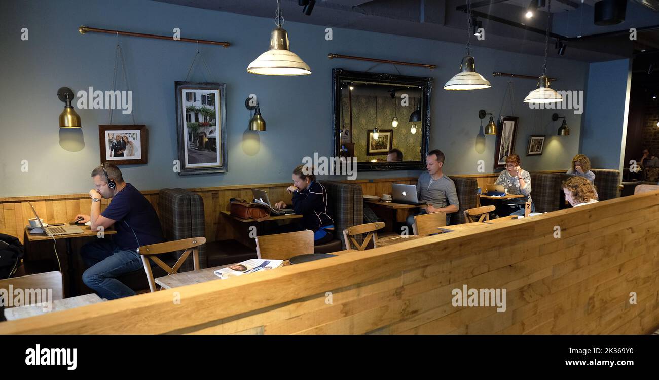 Pic shows: Les gens qui utilisent la succursale de Nero café shop pour charger des ordinateurs portables et travailler à Londres et peut-être pour garder au chaud Photo de Gavin Rodgers/ Pixel8 Banque D'Images