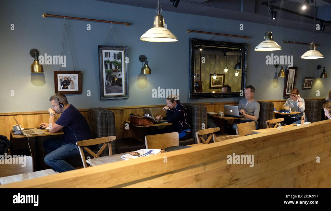 Pic shows: Les gens qui utilisent la succursale de Nero café shop pour charger des ordinateurs portables et travailler à Londres et peut-être pour garder au chaud Photo de Gavin Rodgers/ Pixel8 Banque D'Images
