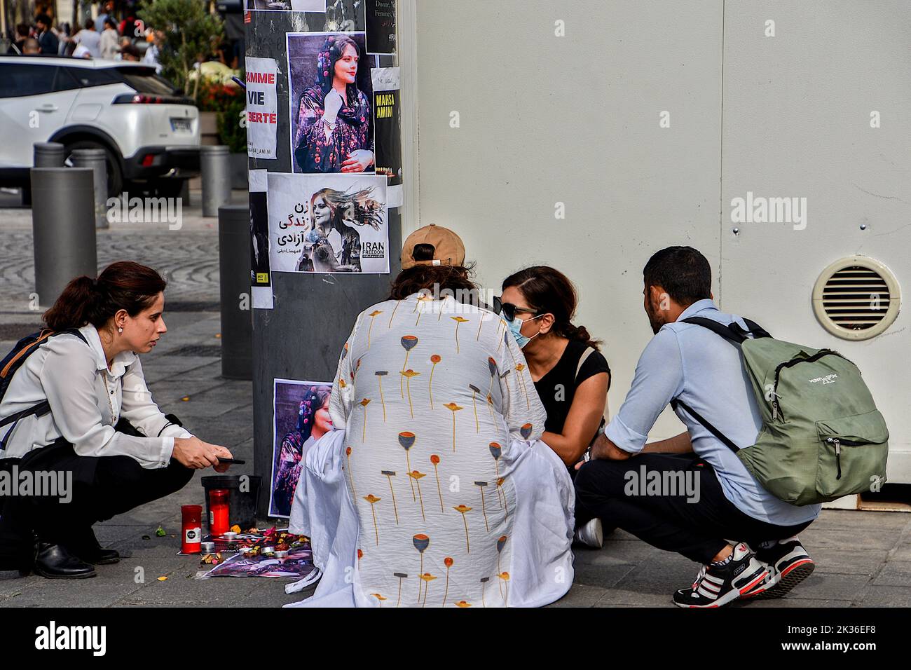 Marseille, France. 24th septembre 2022. Les participants se réunissent autour des photos de Mahsa Amini pour rendre hommage à la jeune femme. Les gens rendent hommage à Mahsa Amini, une jeune fille iranienne de 22 ans qui a été arrêtée et détenue par la vice-police iranienne pour avoir porté un voile inapproprié qui a rendu sa robe indécente aux yeux des autorités, elle est décédée après trois jours dans le coma. Crédit : SOPA Images Limited/Alamy Live News Banque D'Images