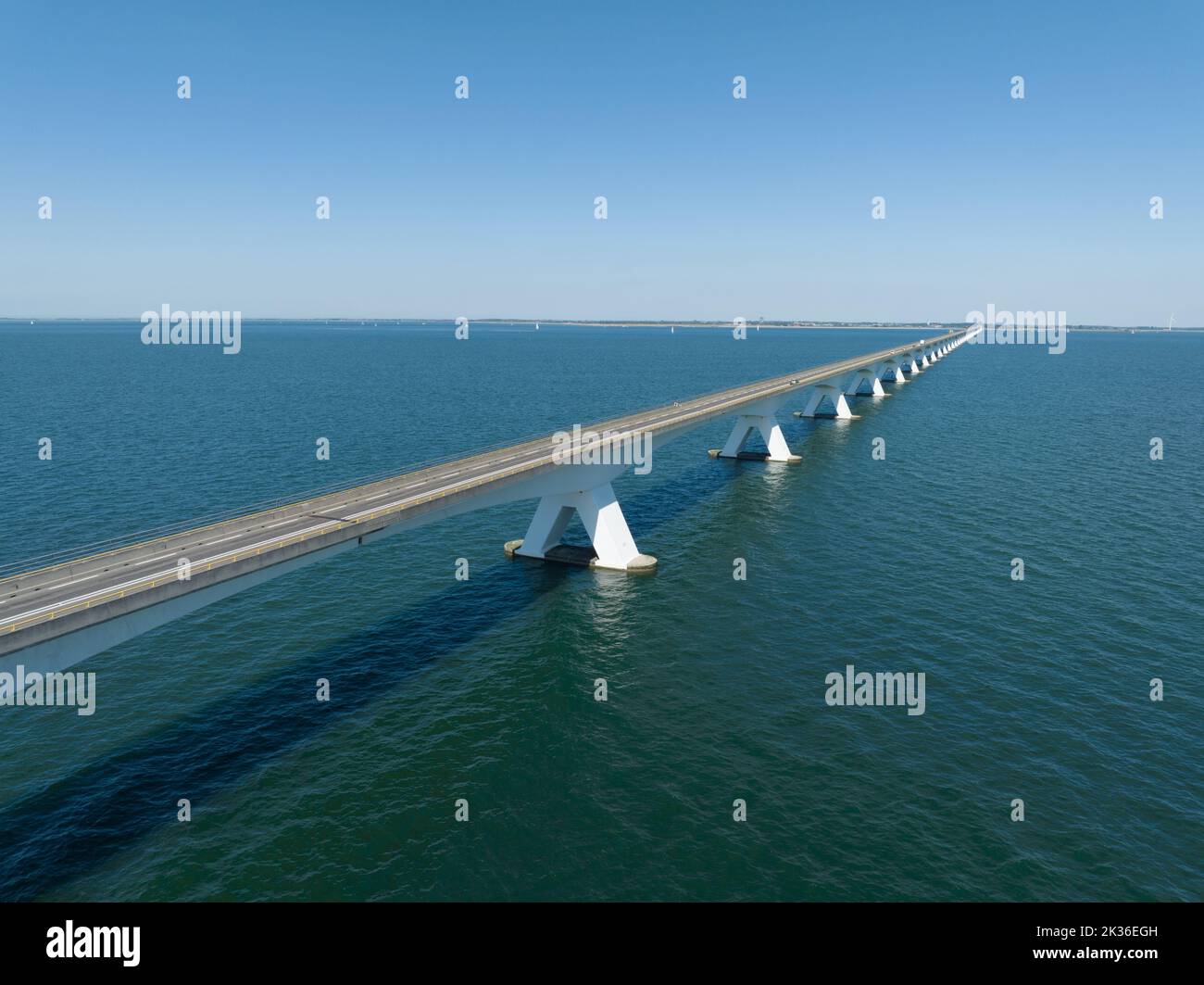 Pont de Zeelandbridge à l'infini dans la vue aérienne de drone de distance. Partie de Delta fonctionne. Infrastructure néerlandaise holland Zeeland. Livraison du transport Banque D'Images