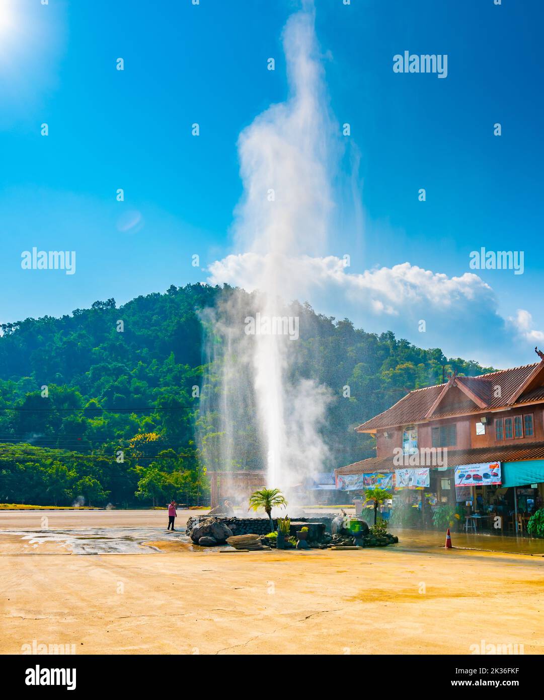 CHIANG RAI, THAÏLANDE - 6.11.2019: Thaweesin Hot Spring. L'eau chaude et le geyser géothermique jaccroupent du sol avec un gros nuage de vapeur. Le Wiang se trouve à proximité Banque D'Images