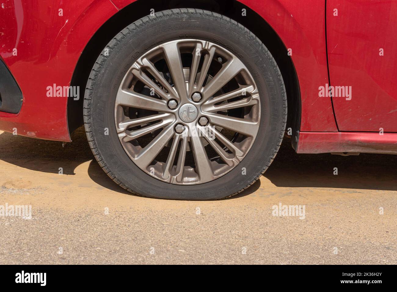 Felanitx, Espagne; septembre 18 2022: Pneu à plat d'une Peugeot 208 rouge,  avec sa roue de secours prête à la changer Photo Stock - Alamy