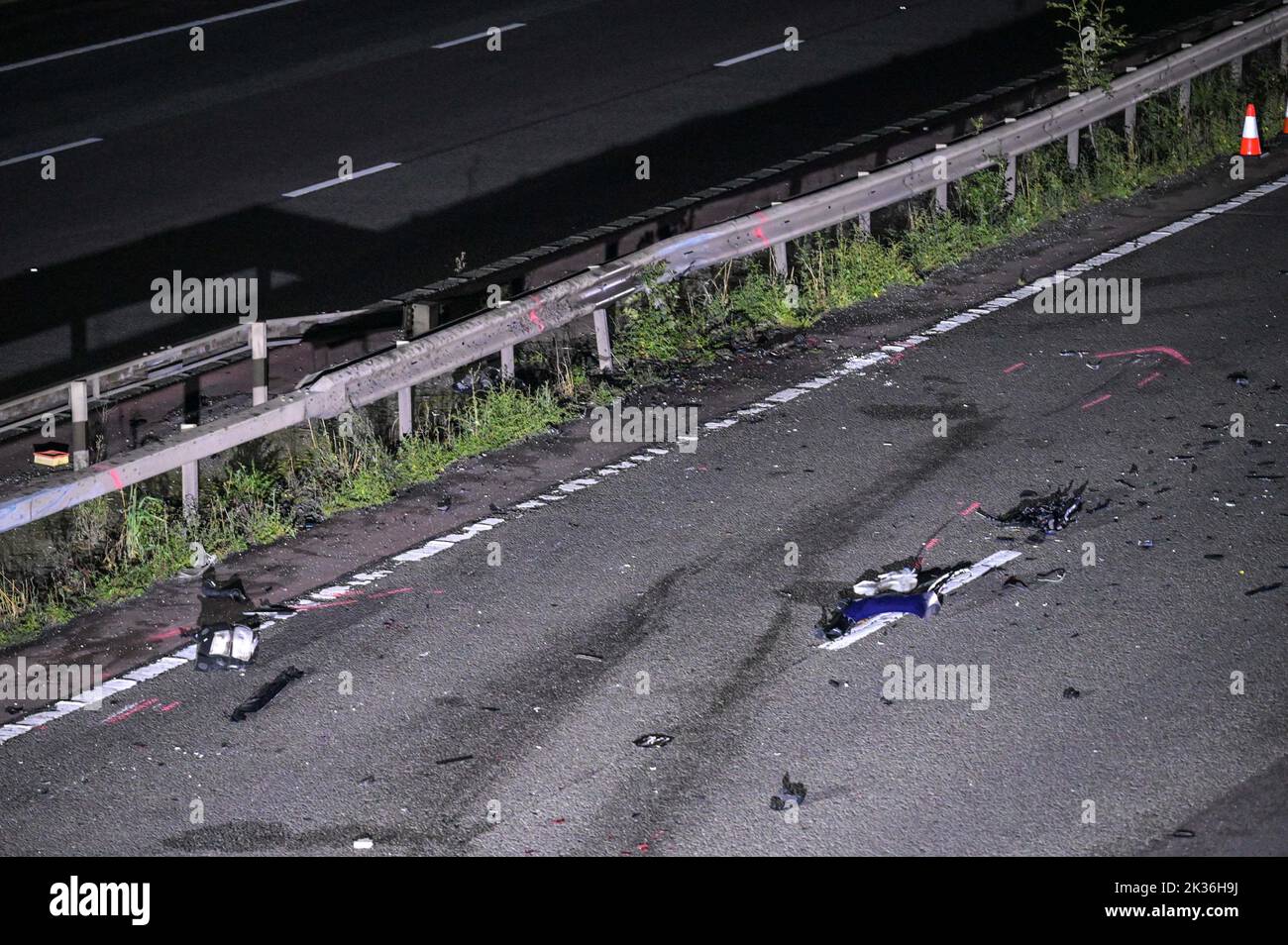 Hockley Heath, Warwickshire - 24 septembre 2022 - *les plaques d'immatriculation peuvent avoir besoin d'être pixellisées* Un homme de 20 ans du Berkshire a été arrêté pour avoir été soupçonné de causer la mort par conduite dangereuse après un homme et une femme, Tous deux dans leurs années 60 ont été tués samedi soir dans un accident de plusieurs véhicules sur l'autoroute M40 près de Hockley Heath. Les victimes voyageaient dans une Ford Fiesta bleue. L'autoroute a été fermée pendant 13 heures pendant que des enquêtes ont été menées sur la collision. Crédit : Scott cm/Alay Live News Banque D'Images