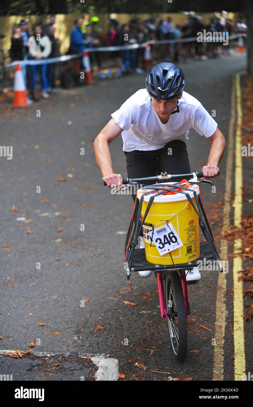 Max Hill (pilote n° 346) s'étreintant alors qu'il concourt à Swains Lane à Highgate, Londres, lors d'un événement de courses de rue Urban Hill Climb organisé par la London Cycling Campaign, sponsorisée par Osbornes Law. L'événement est une course à plat dans la rue la plus raide de Londres et, en plus des catégories d'âge et de sexe, des compétitions pour les vélos pliants et cargo. Swain’s Lane est l’ascension la plus célèbre et la plus célèbre de Londres. La voie est une section de route extrêmement raide, située entre Hampstead Heath et Highgate Cemetery avec un gradient qui est en moyenne de 9% par rapport à 0,6km, mais augmente à 14% près du sommet de la Banque D'Images