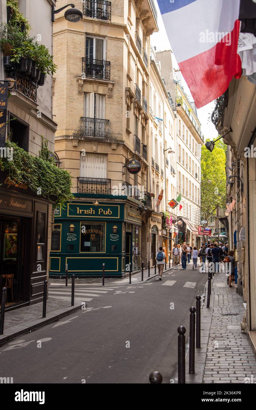 Paris, France. Août 2022. Les petites rues, cours et ruelles de Paris. Photo de haute qualité Banque D'Images
