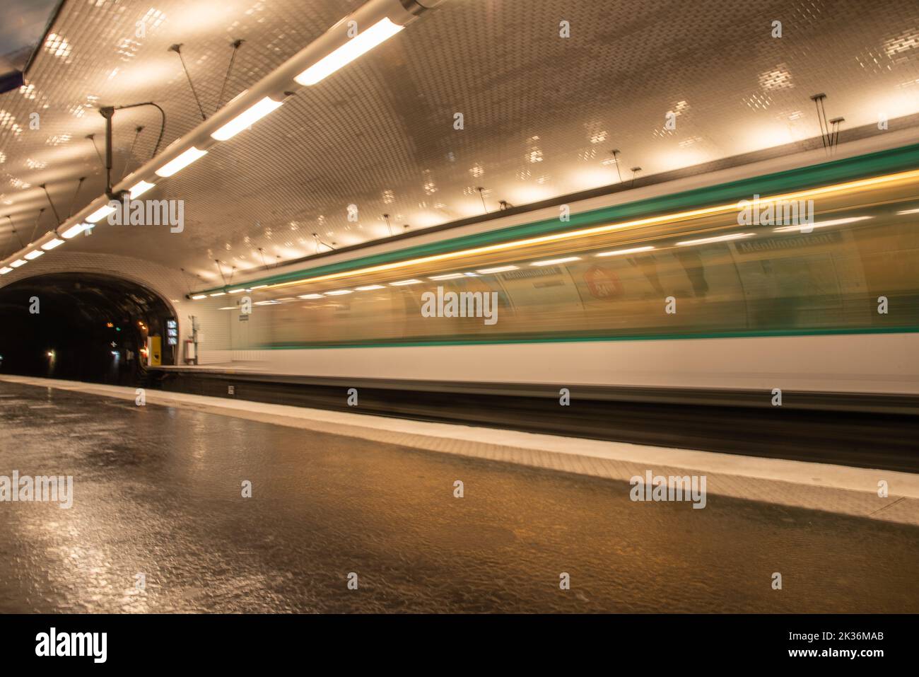 Paris, France. Août 2022. Une station de métro avec un train de passage à Paris. Photo de haute qualité Banque D'Images
