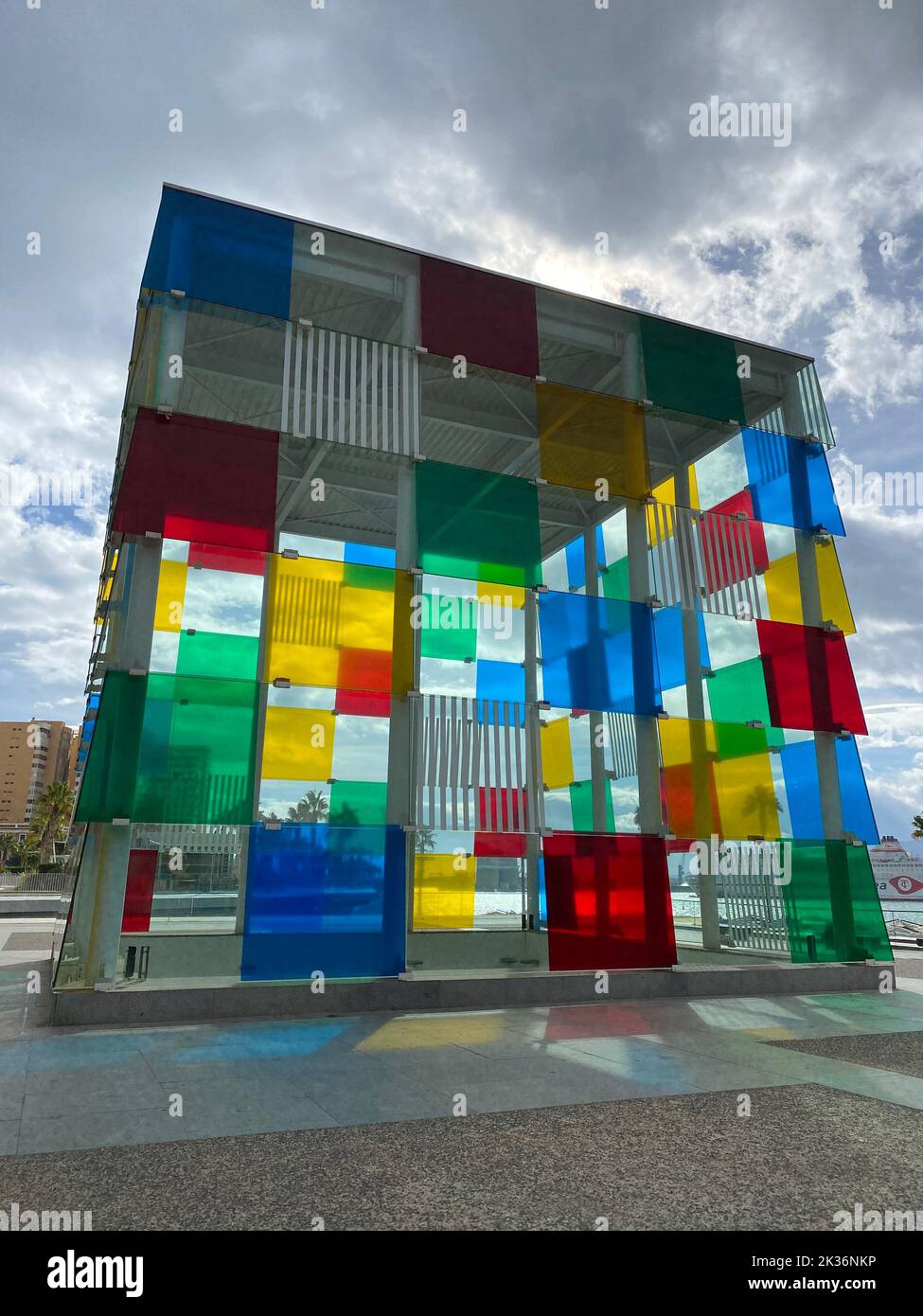 Le Centre Pompidou de Malaga. El Cubo - une structure de verre de cuboïdes dans le port de Malaga, Andalousie, Espagne. Photo de haute qualité Banque D'Images