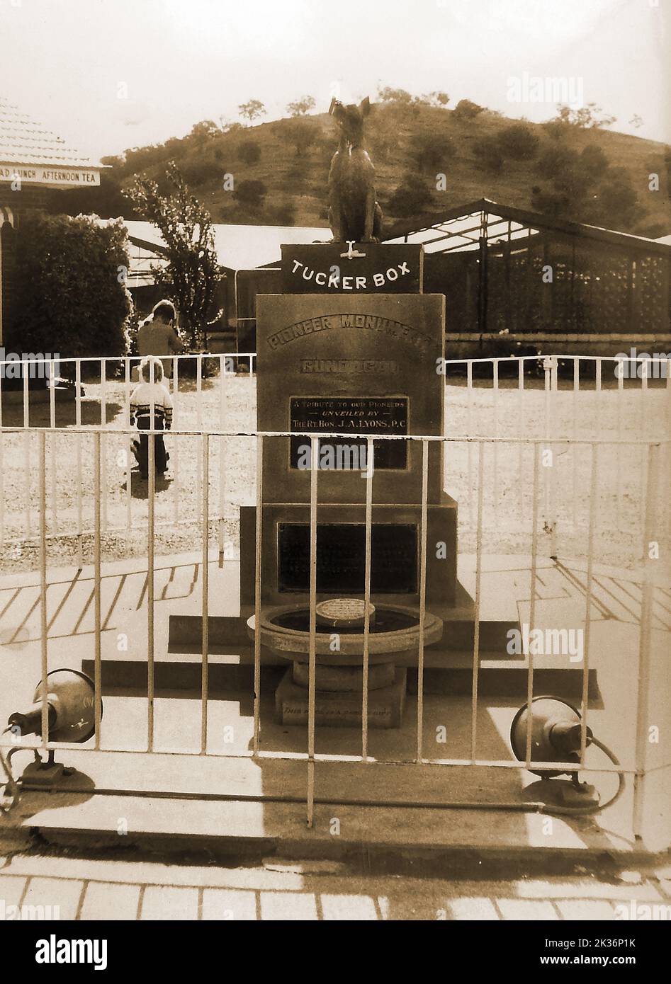 Le chien sur la statue de boîte de tucker près de Gundagai, (sculpteur Frank Rusconi) comme il était en 1971. Le chien sur la boîte de Tucker a été décrit comme le mémorial des pionniers les plus connus d'Australie et se dresse à 9 (ou 5 selon certaines sources) kilomètres de Gundagai, en Australie. Plus de 3000 personnes ont assisté à la cérémonie officielle de dévoilement du Premier ministre Joseph Lyons en 1932. Banque D'Images