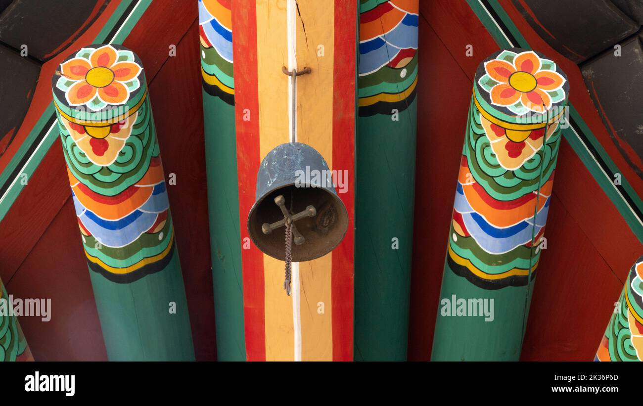 Cloche et poutres peintes avec motif, style oriental, temple bouddhiste Banque D'Images