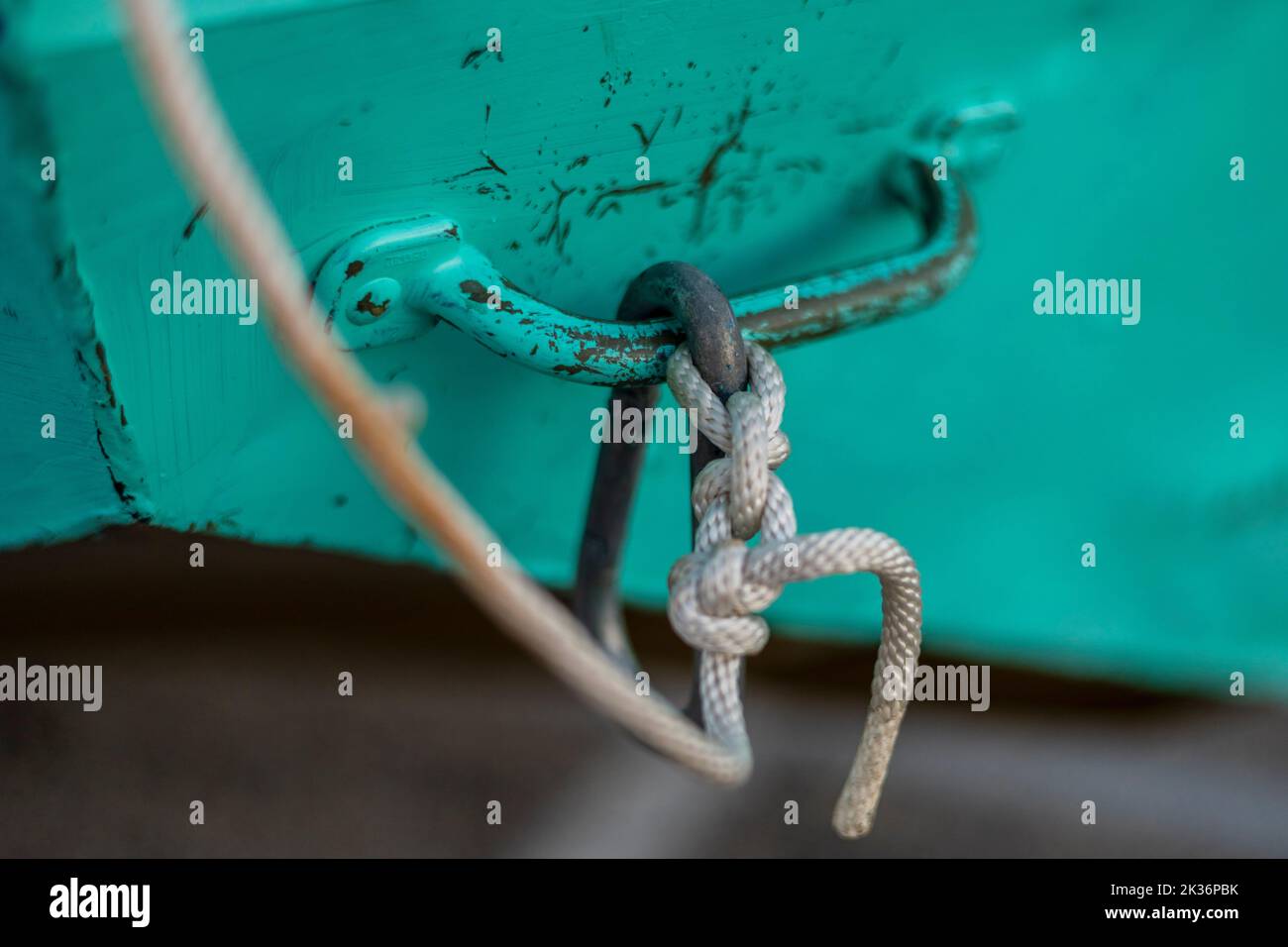 corde fixée à une poignée métallique vissée dans une barque Banque D'Images